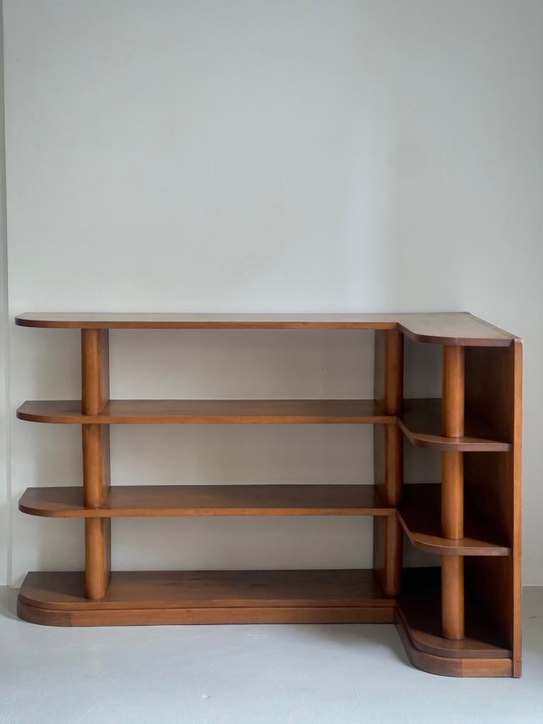 Danois Bibliothèque d'angle moderniste originale en acajou, fabriquée par un ébéniste danois dans les années 1920. en vente
