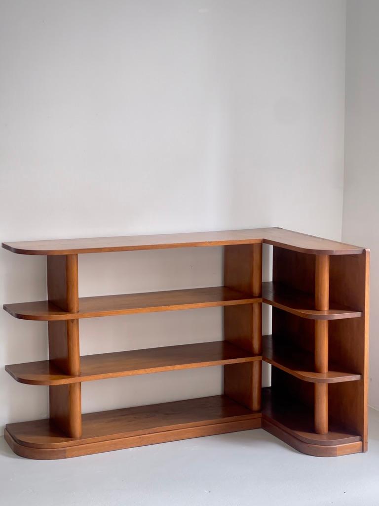 Acajou Bibliothèque d'angle moderniste originale en acajou, fabriquée par un ébéniste danois dans les années 1920. en vente
