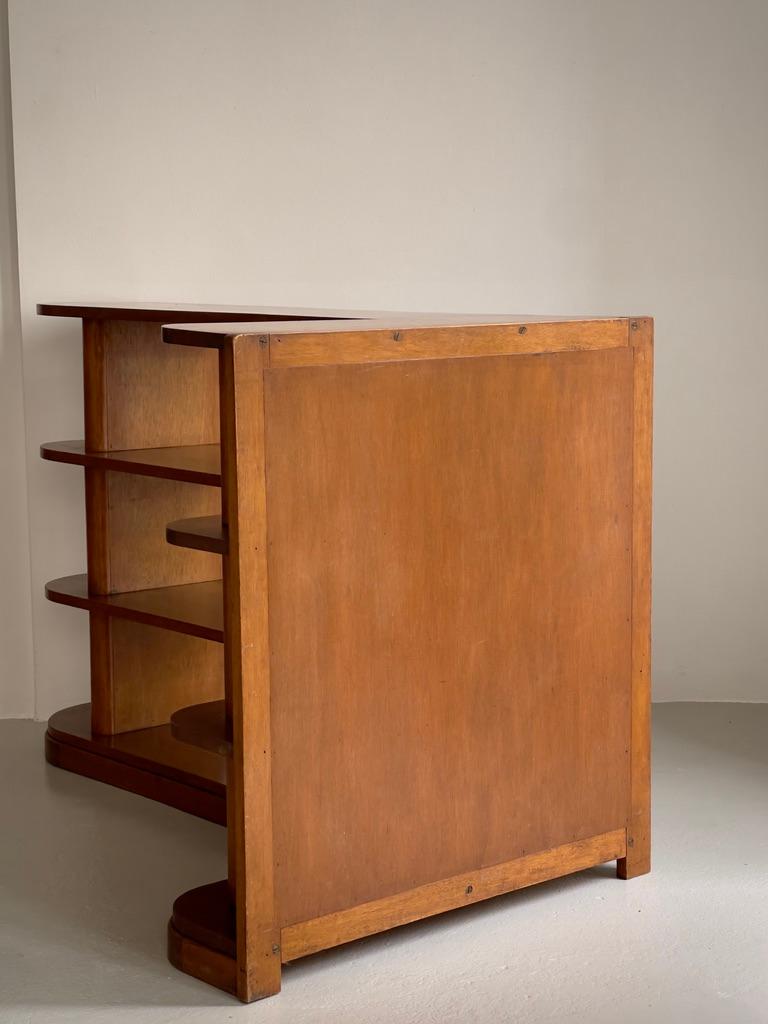 Début du 20ème siècle Bibliothèque d'angle moderniste originale en acajou, fabriquée par un ébéniste danois dans les années 1920. en vente