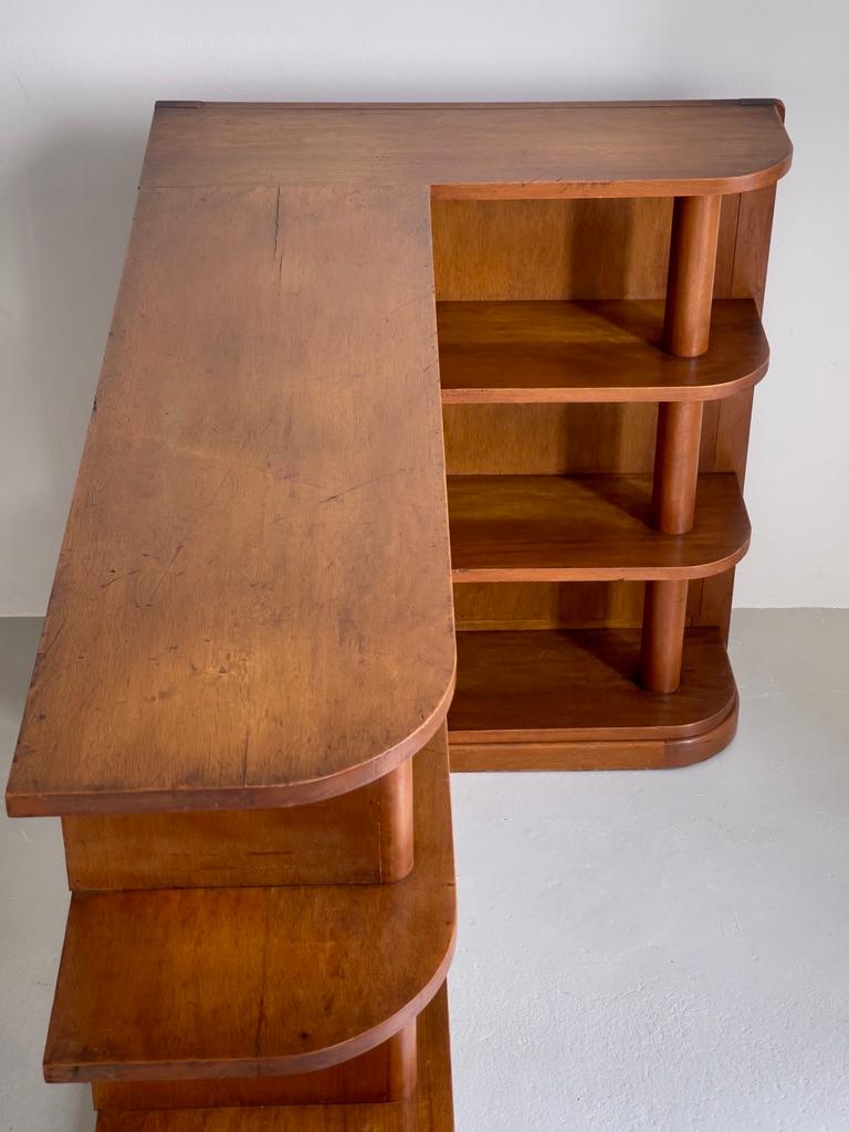 Fait main Bibliothèque d'angle moderniste originale en acajou, fabriquée par un ébéniste danois dans les années 1920. en vente