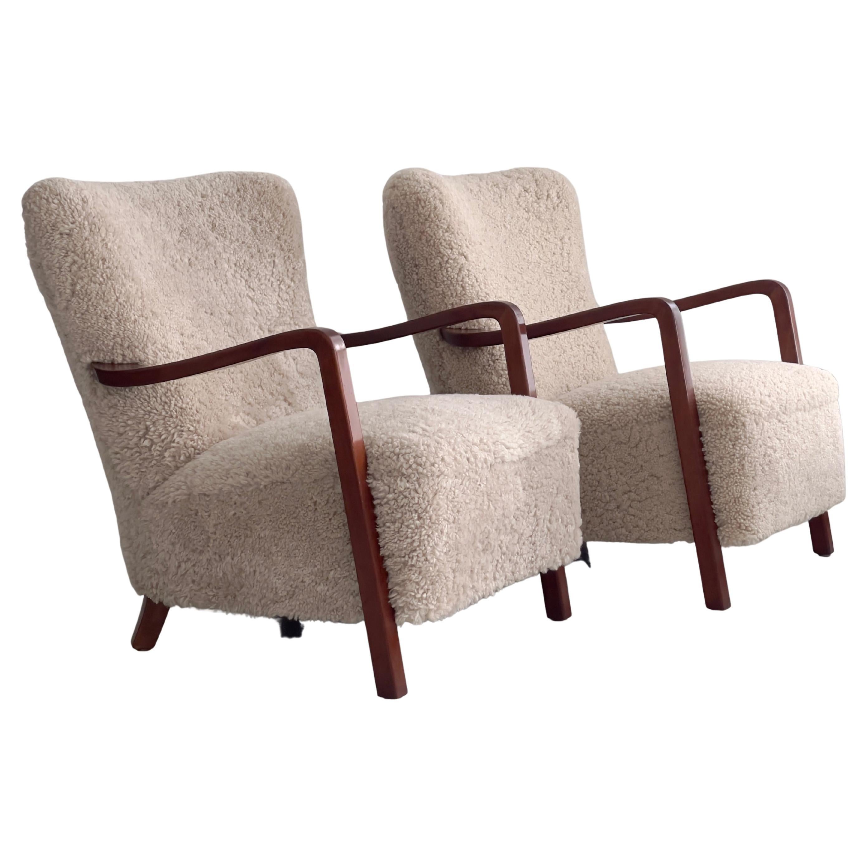 Coppia di sedie da salotto danesi degli anni
30 in faggio tinto, rivestite in shearling