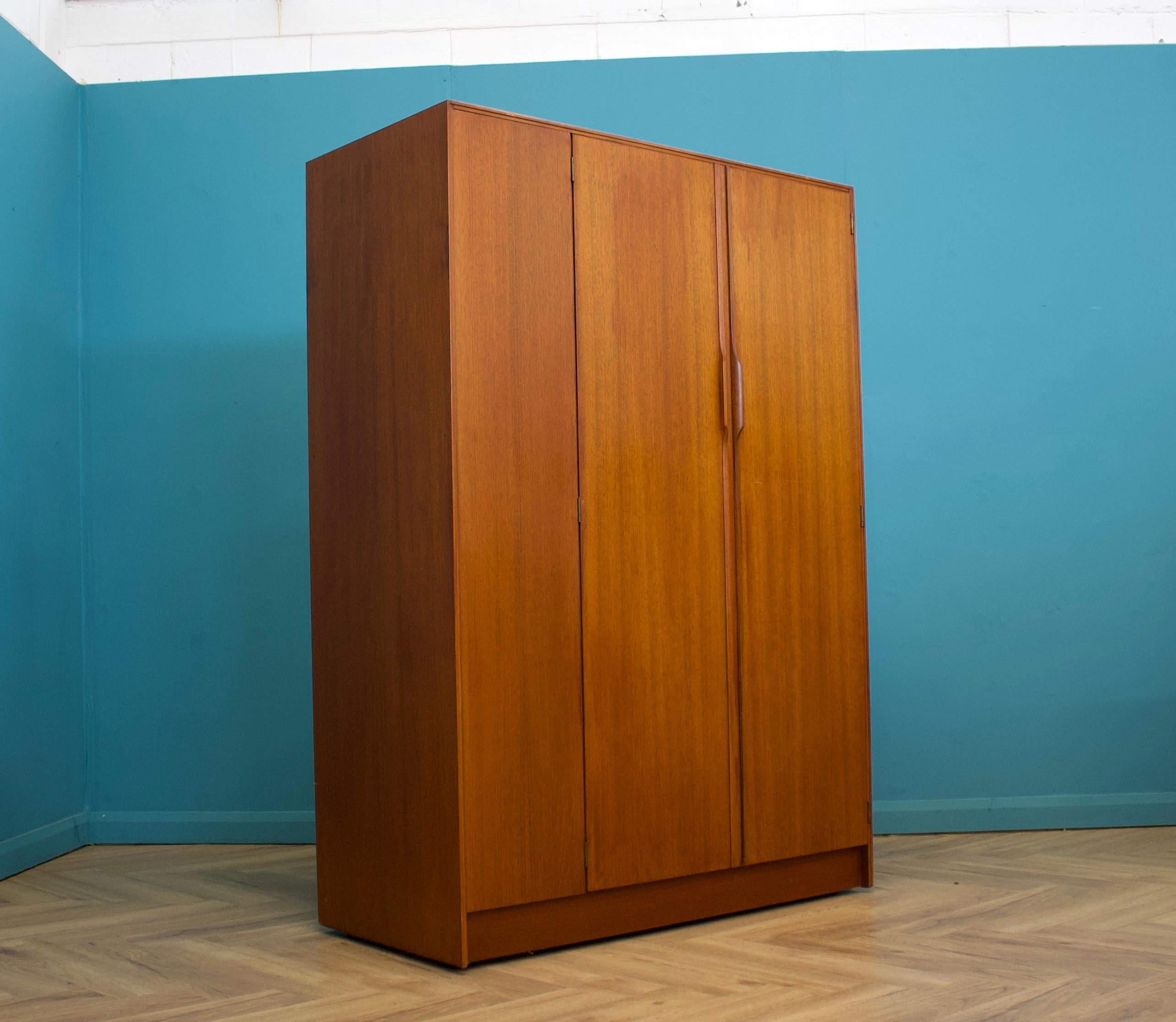 Un armadio freestanding a due ante in teak di Austinsuite
Realizzato negli anni '60

Dotato di appendiabiti
Lo stile di questo guardaroba è piuttosto minimalista, con le sue linee pulite.

Questo armadio è imballato in modo piatto

L'armadio più
