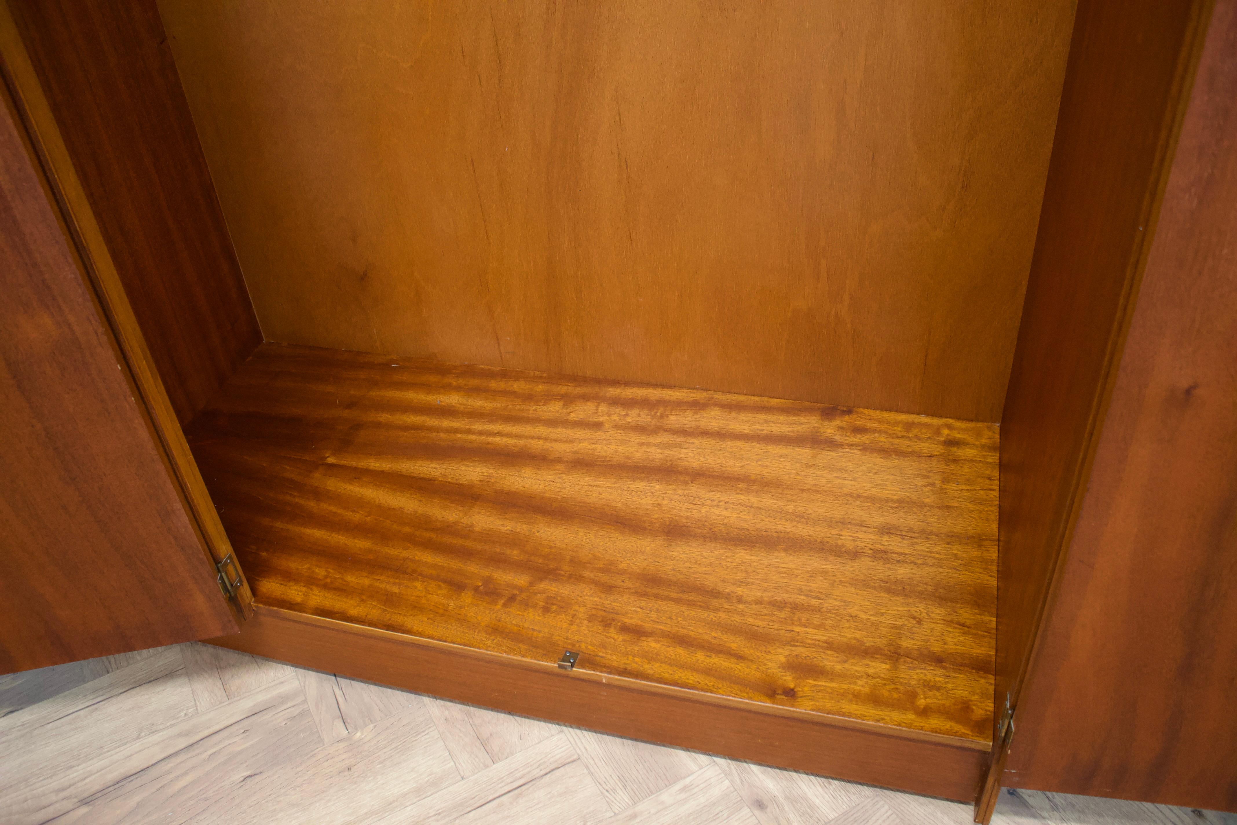 Armadio doppio in teak di Austinsuite, anni '60 in vendita 2