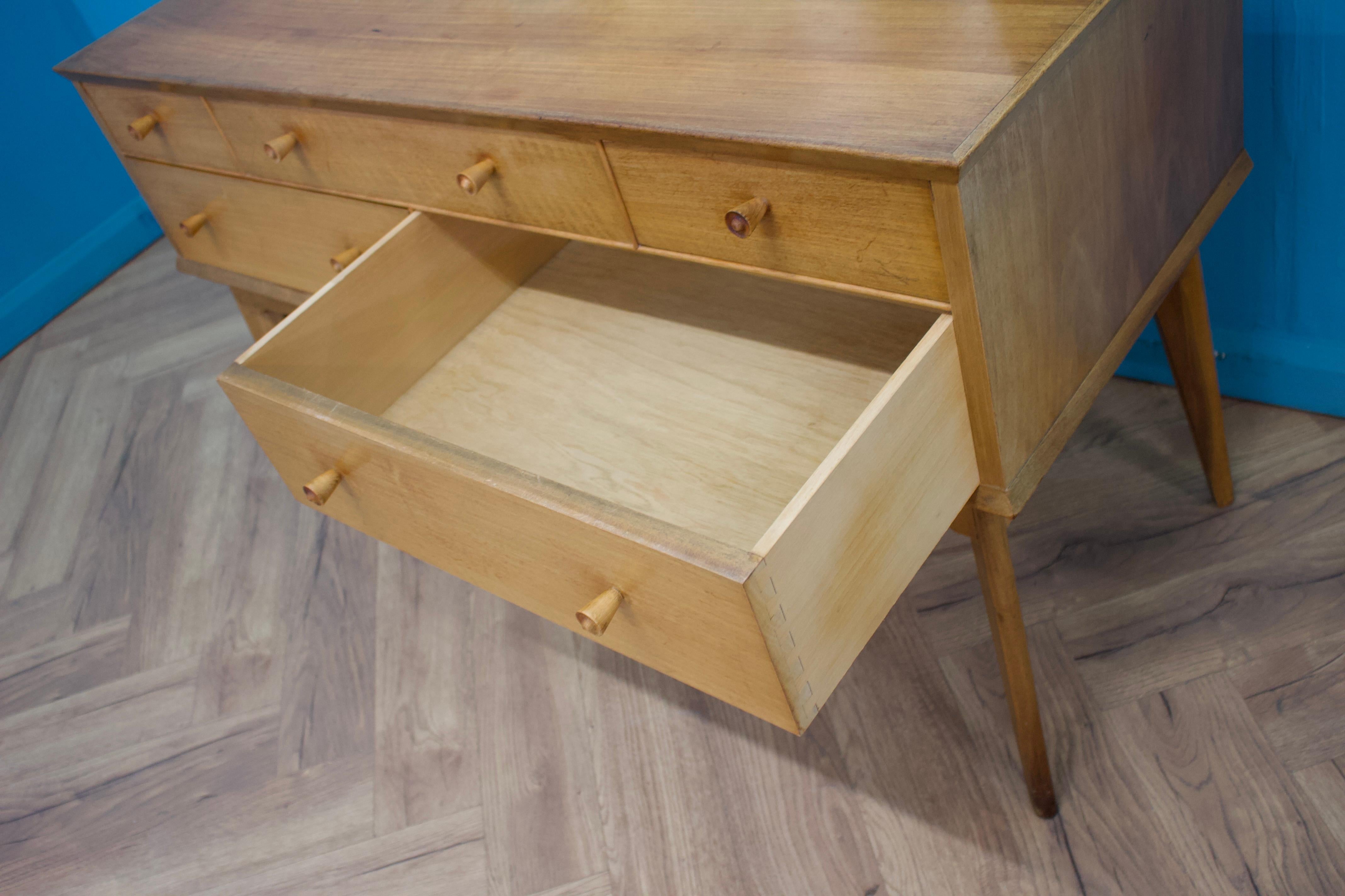Mid Century Dressing Table in Walnut by Alfred COX for Heals, 1950s For Sale 1