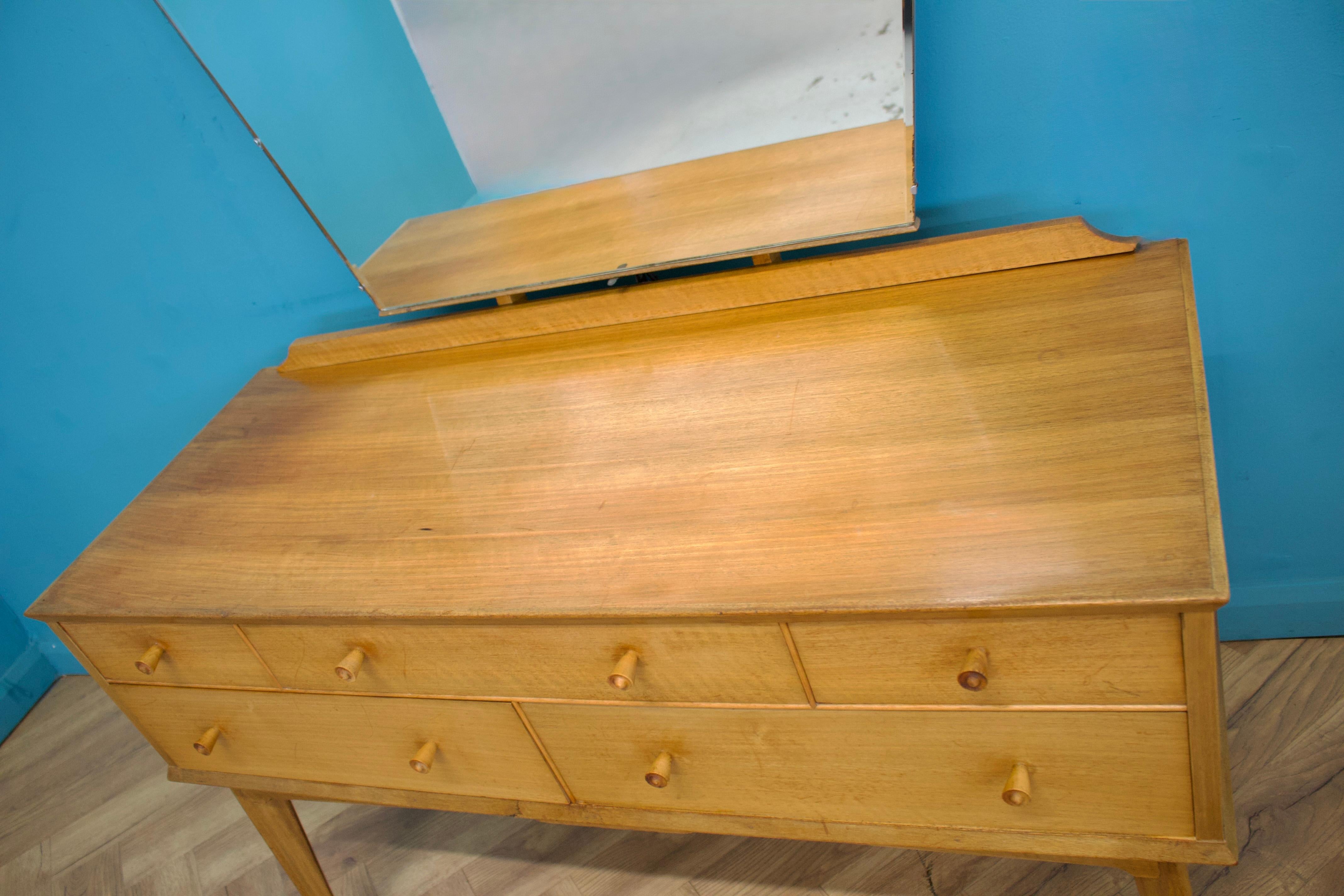Mid Century Dressing Table in Walnut by Alfred COX for Heals, 1950s In Good Condition For Sale In South Shields, GB