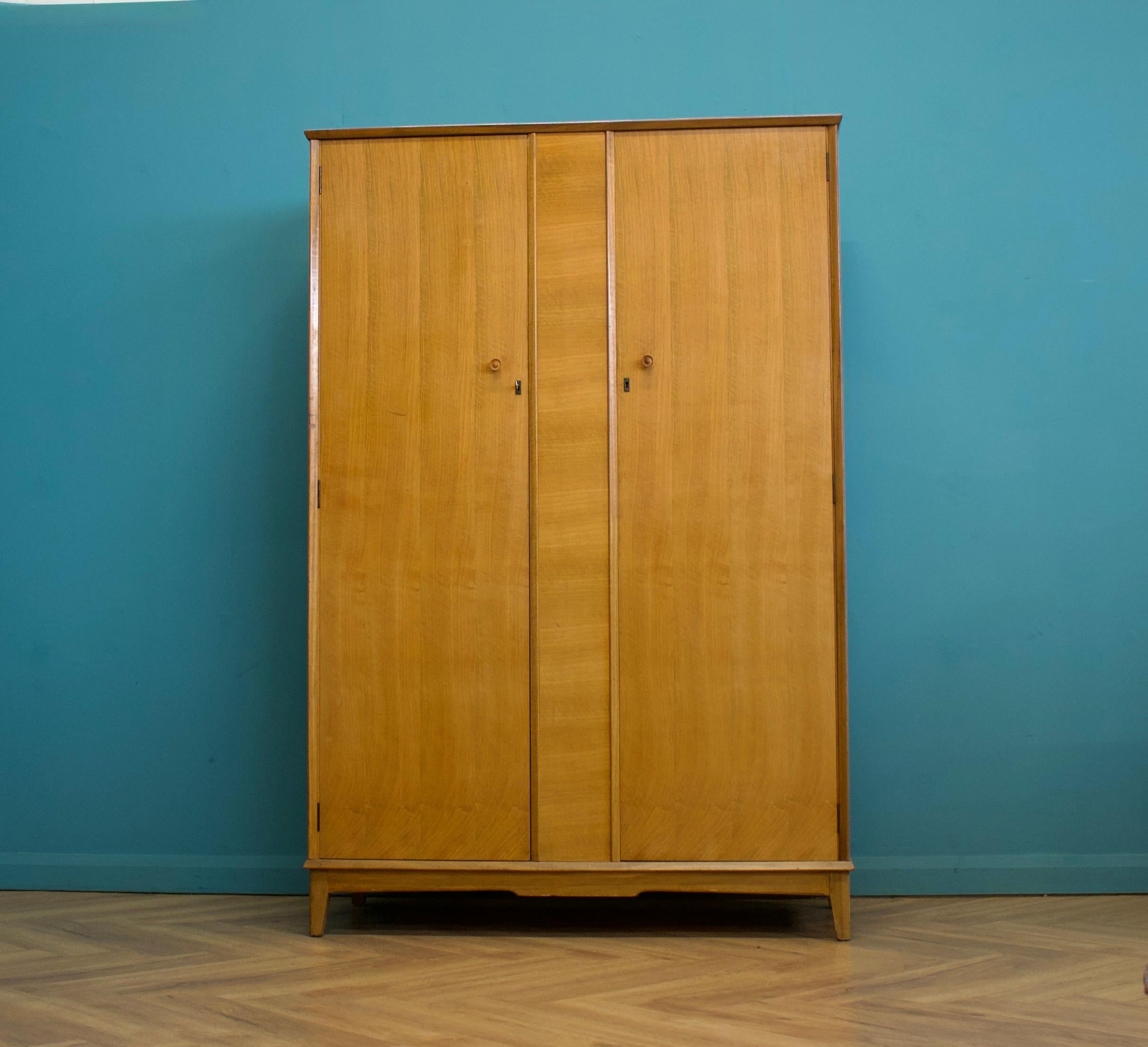 Mid-Century moderno Armadio in noce di metà secolo di Alfred Cox, anni '50 in vendita