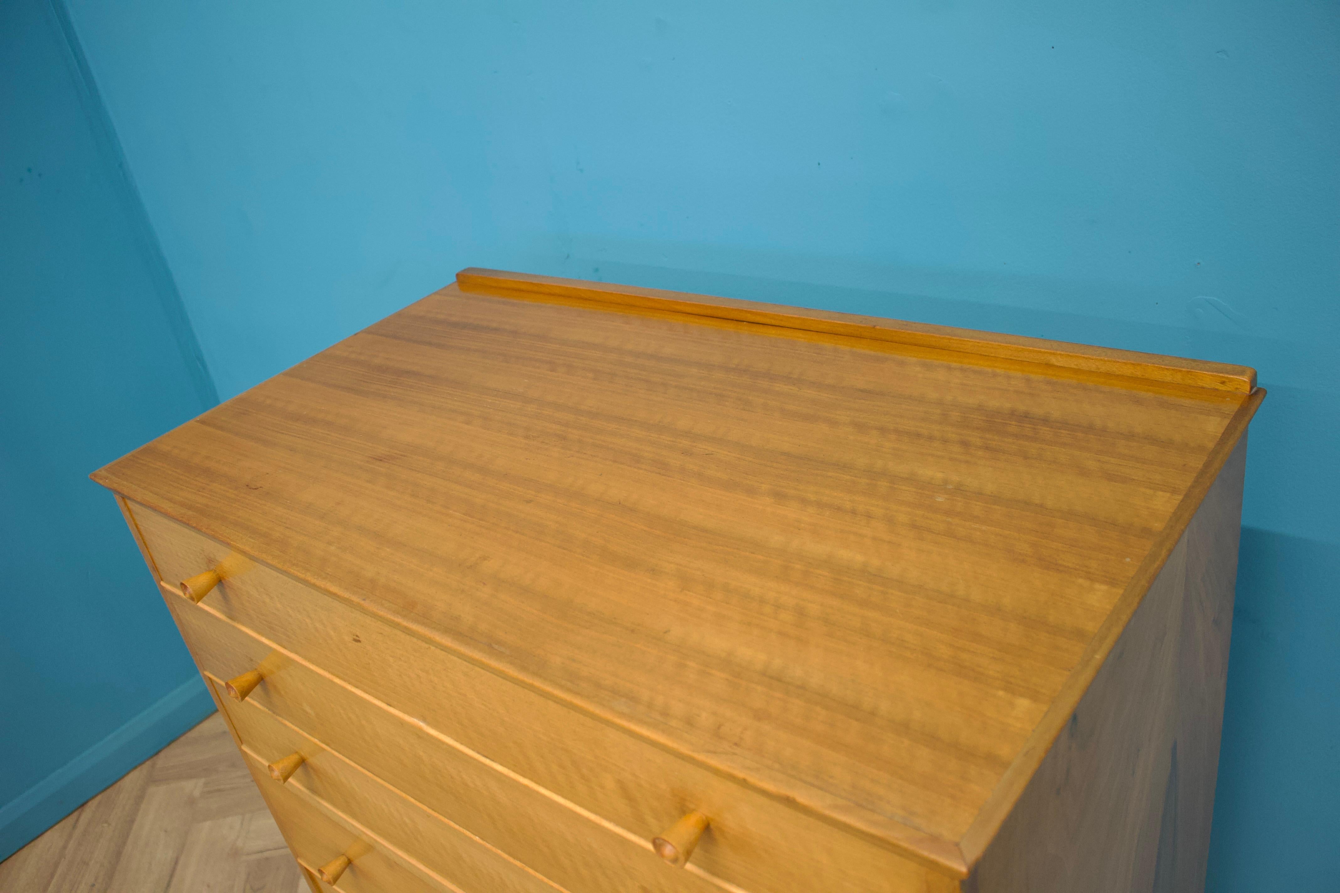 Mid-Century Walnut Chest of Drawers by Alfred COX for Heals, 1950s In Good Condition For Sale In South Shields, GB