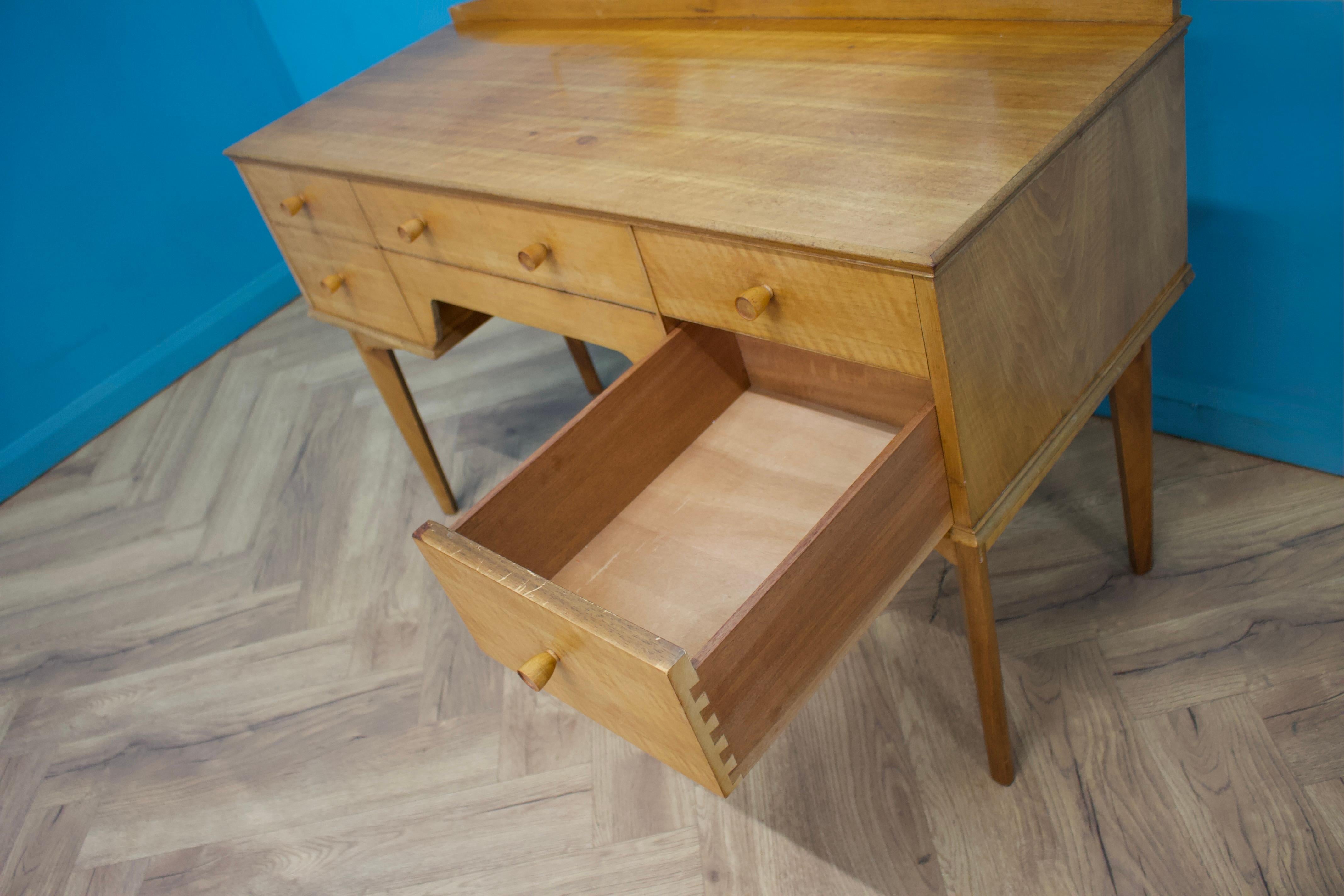 Mid Century Dressing Table in Walnut by Alfred COX for Heals, 1950s In Good Condition For Sale In South Shields, GB