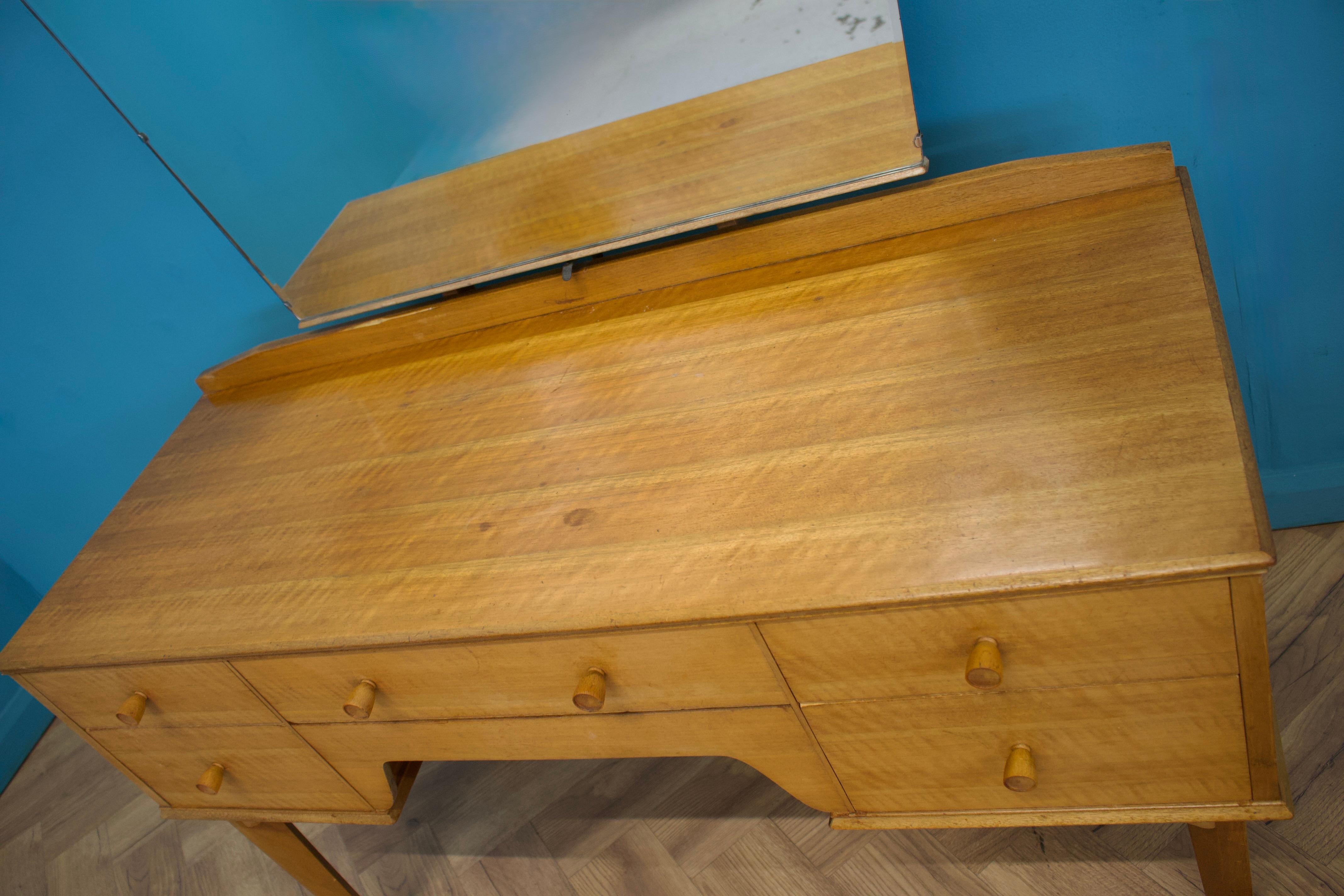 Mid Century Dressing Table in Walnut by Alfred COX for Heals, 1950s For Sale 1