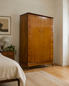 Armoire en noyer du milieu du siècle d'Alfred Cox, années 1950