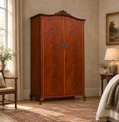 Armadio vintage in stile Queen Anne, anni '50