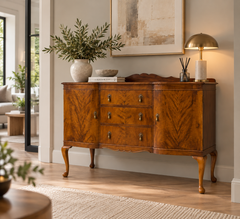 Credenza in noce in stile Queen Anne di Beithcraft, anni '50