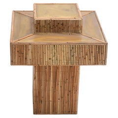 Rattan Prisma Beistelltisch, handgefertigt, Mid-Century Modern, Messingplatte