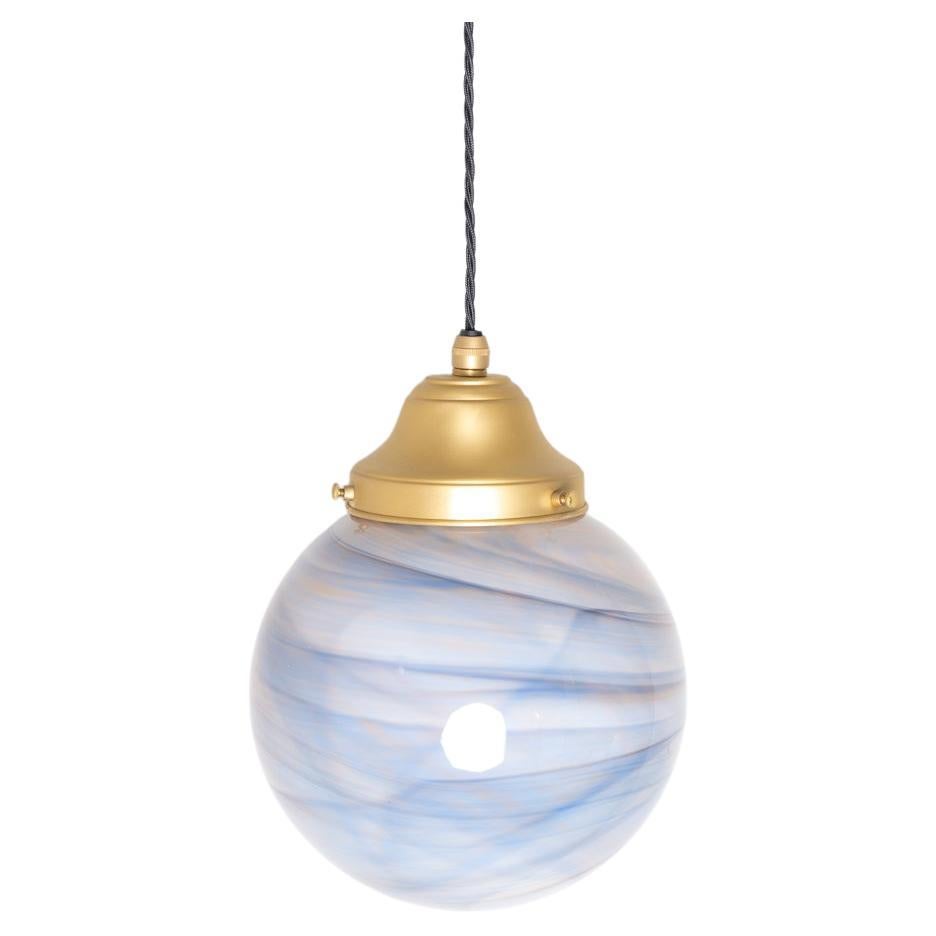 Lampes à suspension globes en verre marbré de Murano avec raccords en laiton satiné en vente