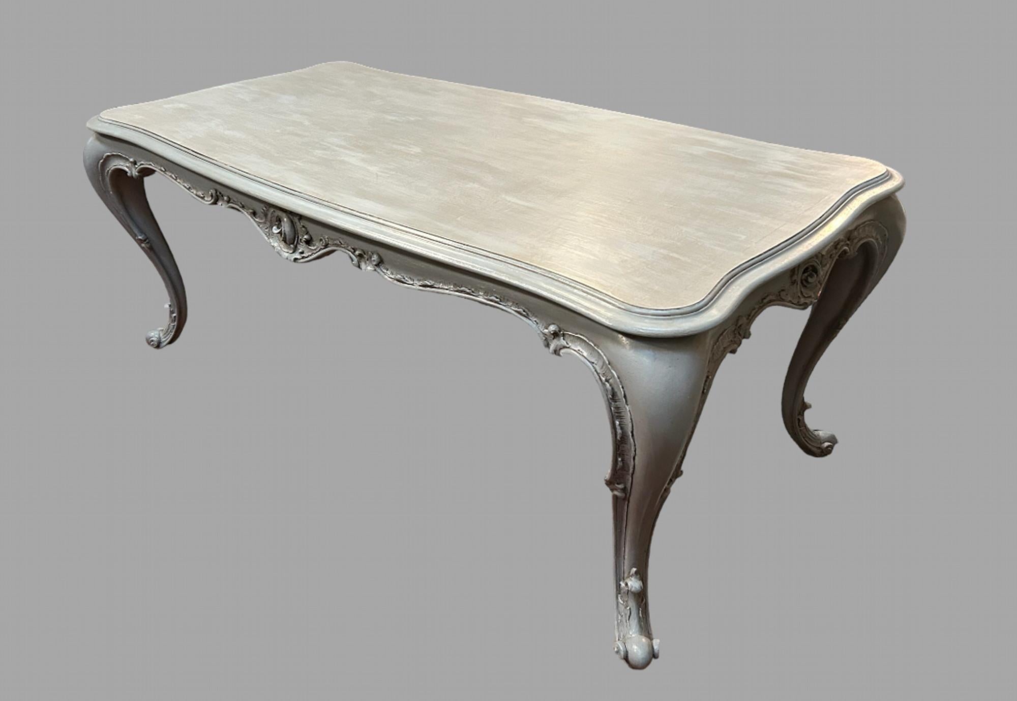 Charmante table italienne en noyer peint datant des années 1920, pouvant servir de table de salle à manger ou de table de ferme, avec de nombreux détails sculptés sur les côtés et sur les pieds, accentués par un léger cirage.