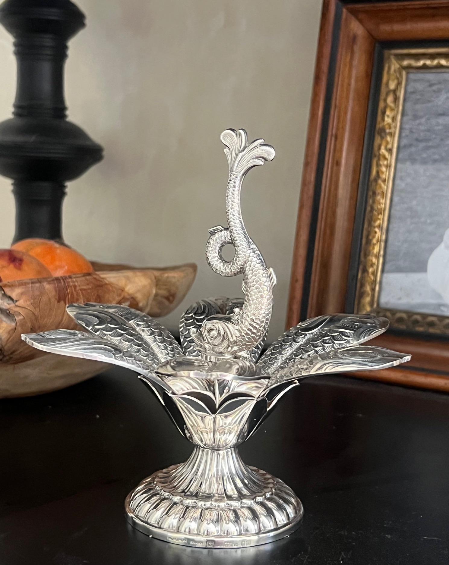 
Service à caviar Fleuron en métal argenté fabriqué en France dans les années 1960 Le service est composé d'un ramequin central accompagné de six cuillères en forme de poisson. Les cuillères peuvent être insérées vers l'intérieur pour être