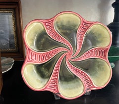 Piatto in maiolica con motivi a spirale rosa, fine del XIX secolo