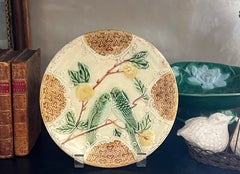 Piatto francese in maiolica con uccellino e bacche, intorno al 1890