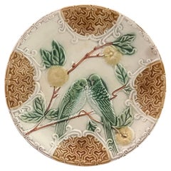 Piatto francese in maiolica con uccellino e bacche, intorno al 1890
