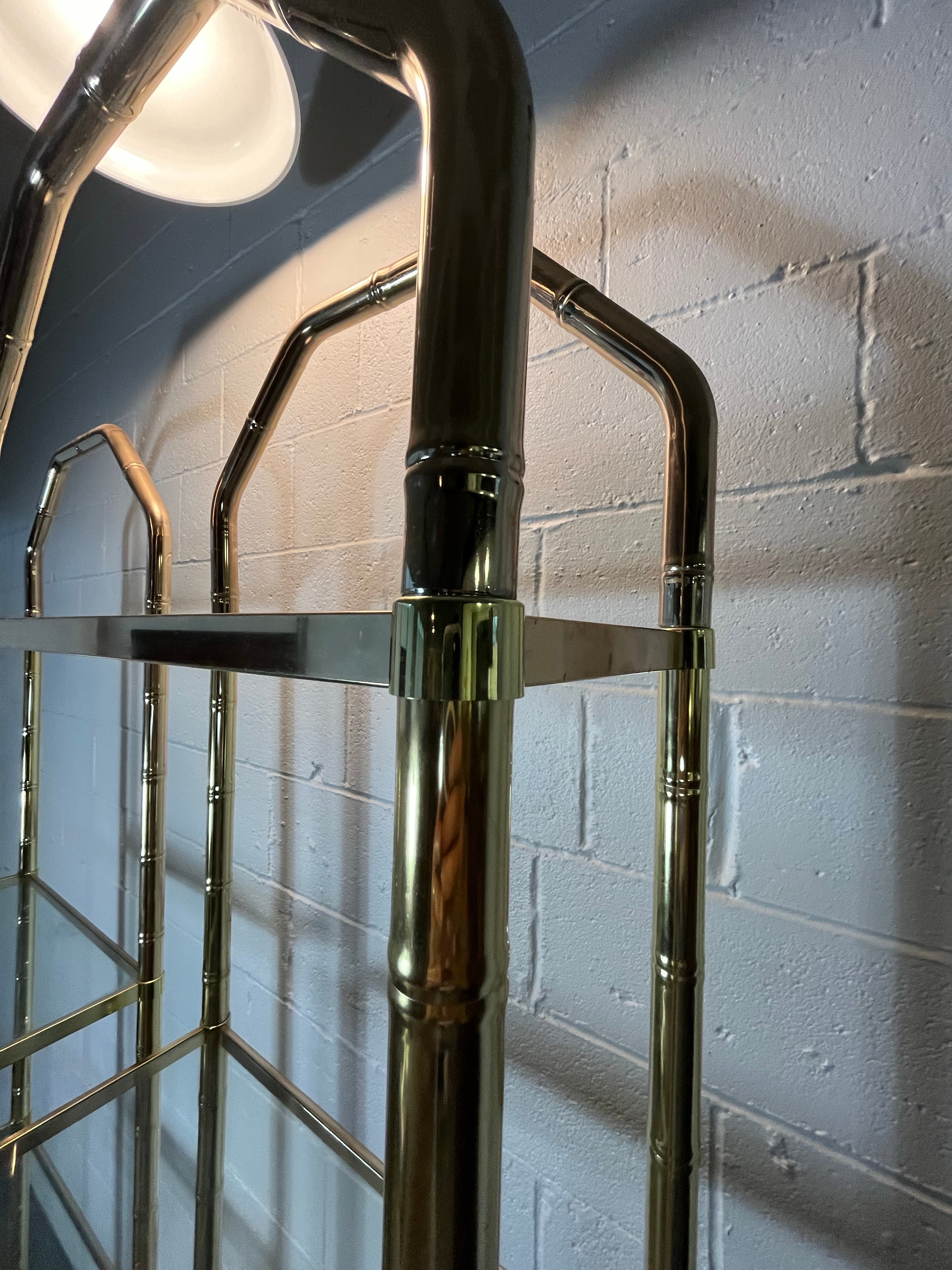 Coppia di etageres in finto bambù, divertenti e chic, placcate in ottone a contrasto. Pezzi modulari per controllare l'altezza e la configurazione. Ognuno con 4 ripiani in vetro. 