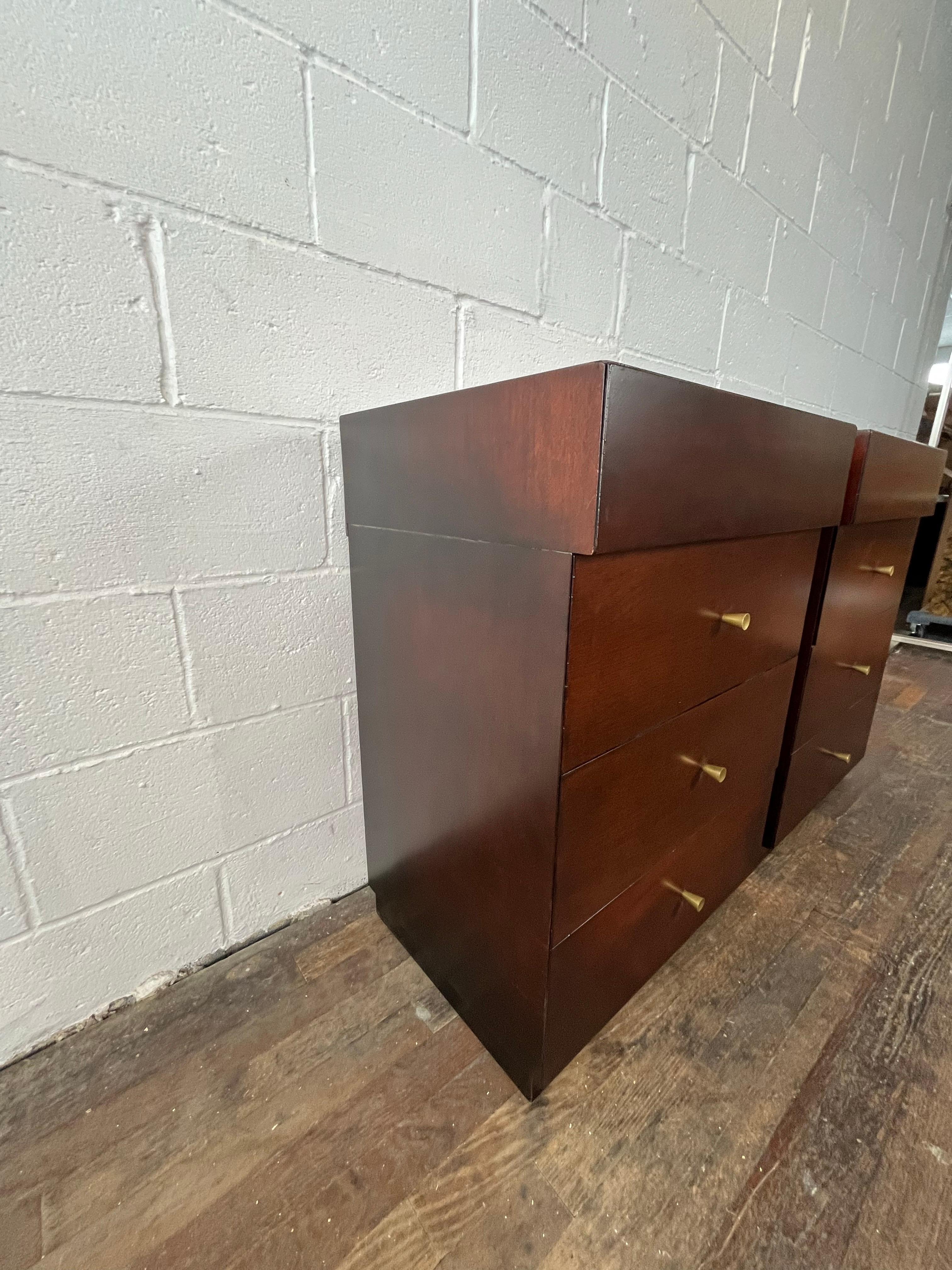 Américain Table de chevet Vanleigh 4 tiroirs en vente