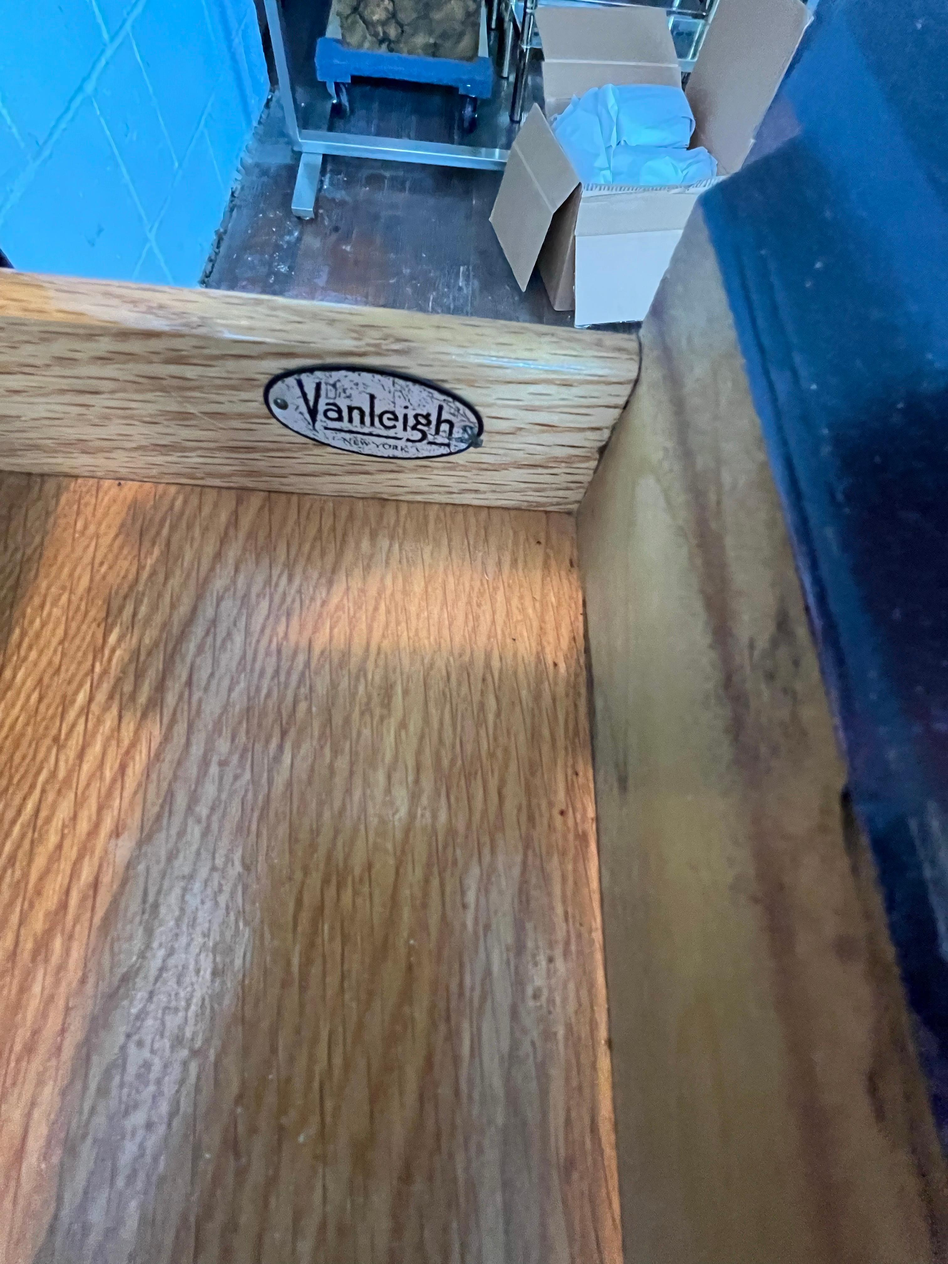 20ième siècle Table de chevet Vanleigh 4 tiroirs en vente