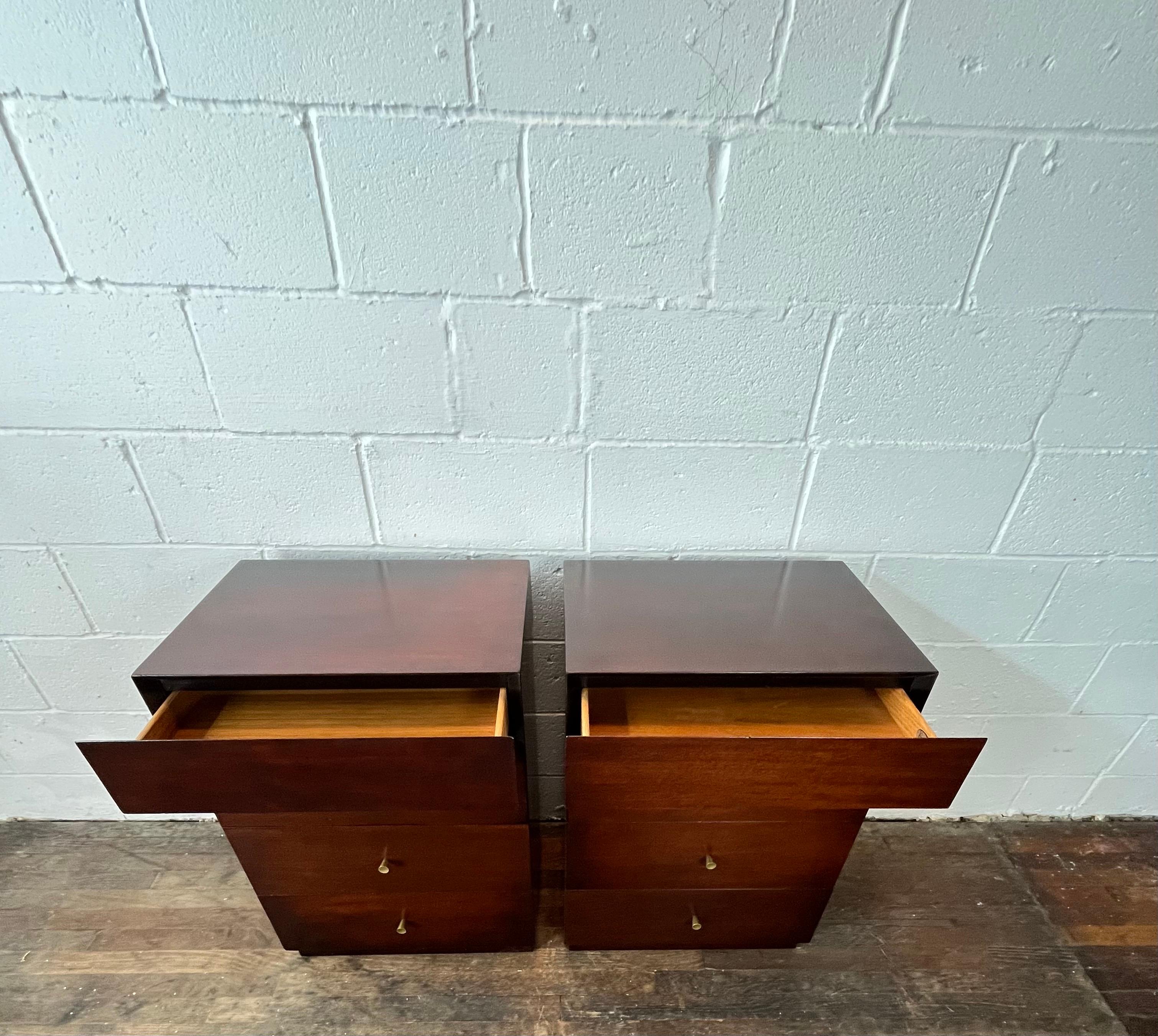 Laiton Table de chevet Vanleigh 4 tiroirs en vente