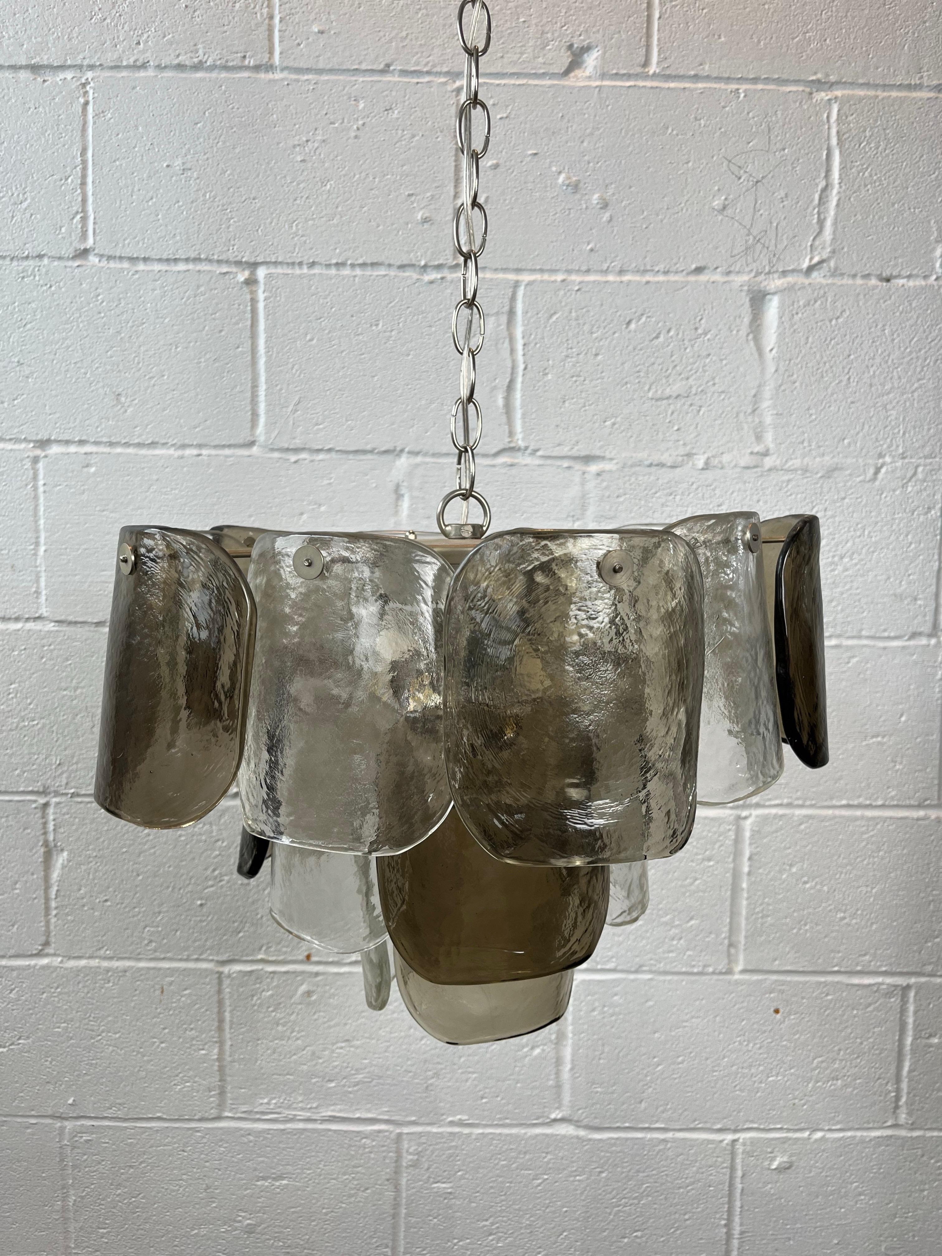 Bellissimo J.T. Kalmar, lampadario a 19 pannelli in vetro trasparente e fumo, circa 1970. Il ghiaccio ondulato colpisce i pannelli di vetro curvo sospesi. 3 livelli e 5 luci. 