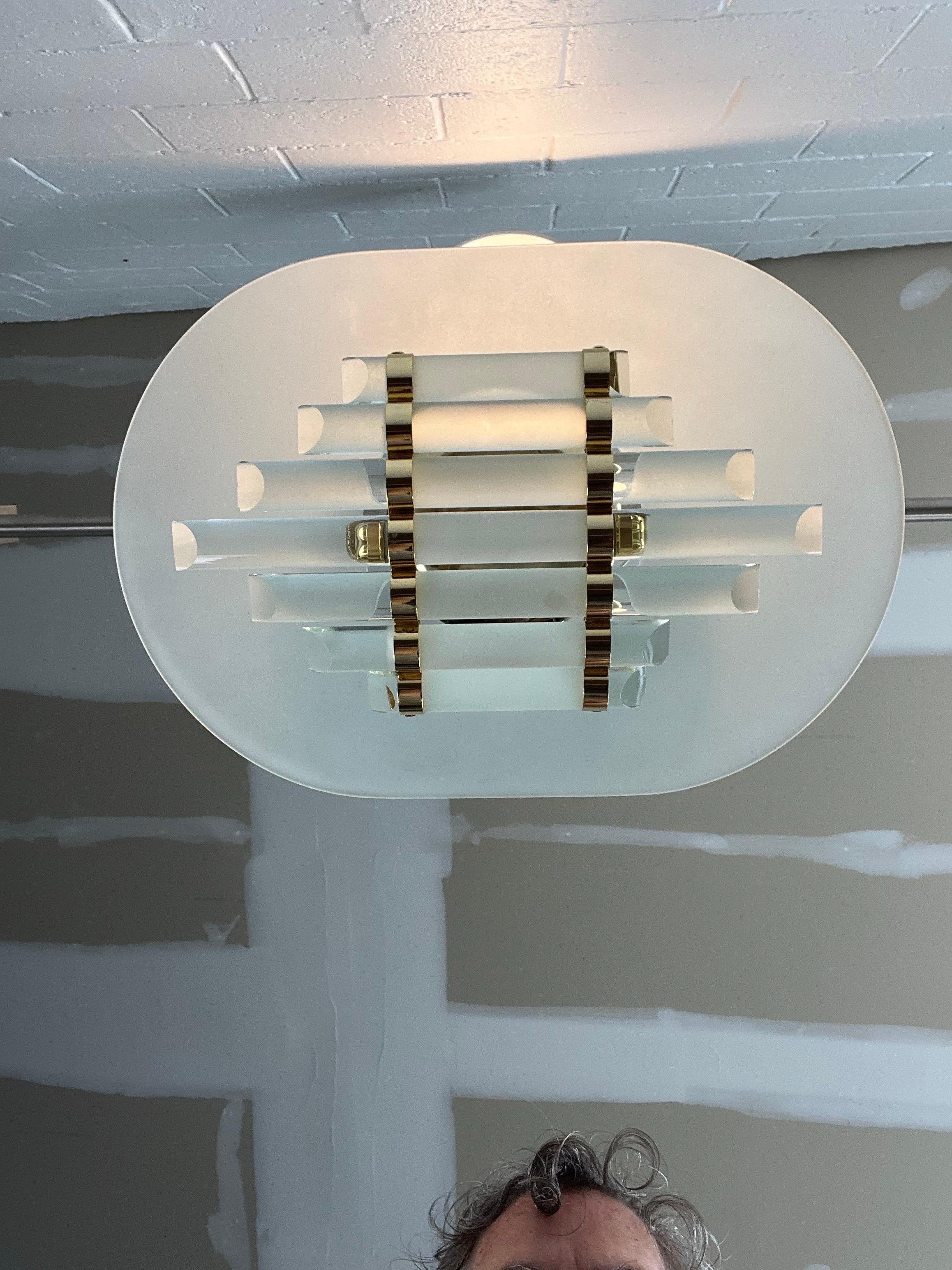 italien Lustre à tige de verre Skyscraper, moderniste du milieu du siècle, avec ferrures en laiton en vente