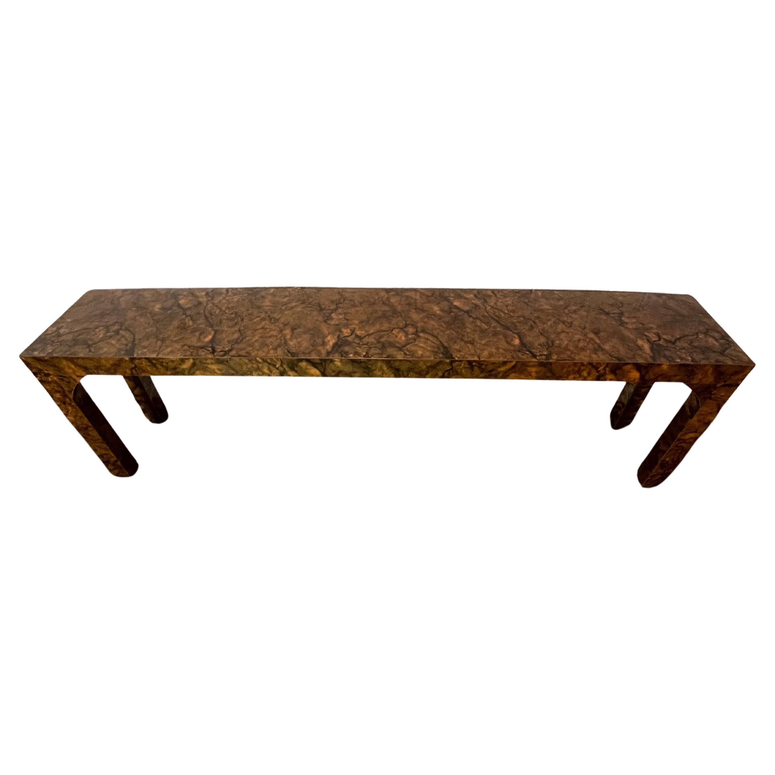 Fabuleuse table d'entrée longue et basse de Parsons. Lignes épurées avec un magnifique stratifié en fausse loupe ou tortue. 
Livraison à domicile disponible à NYC/Philly 500