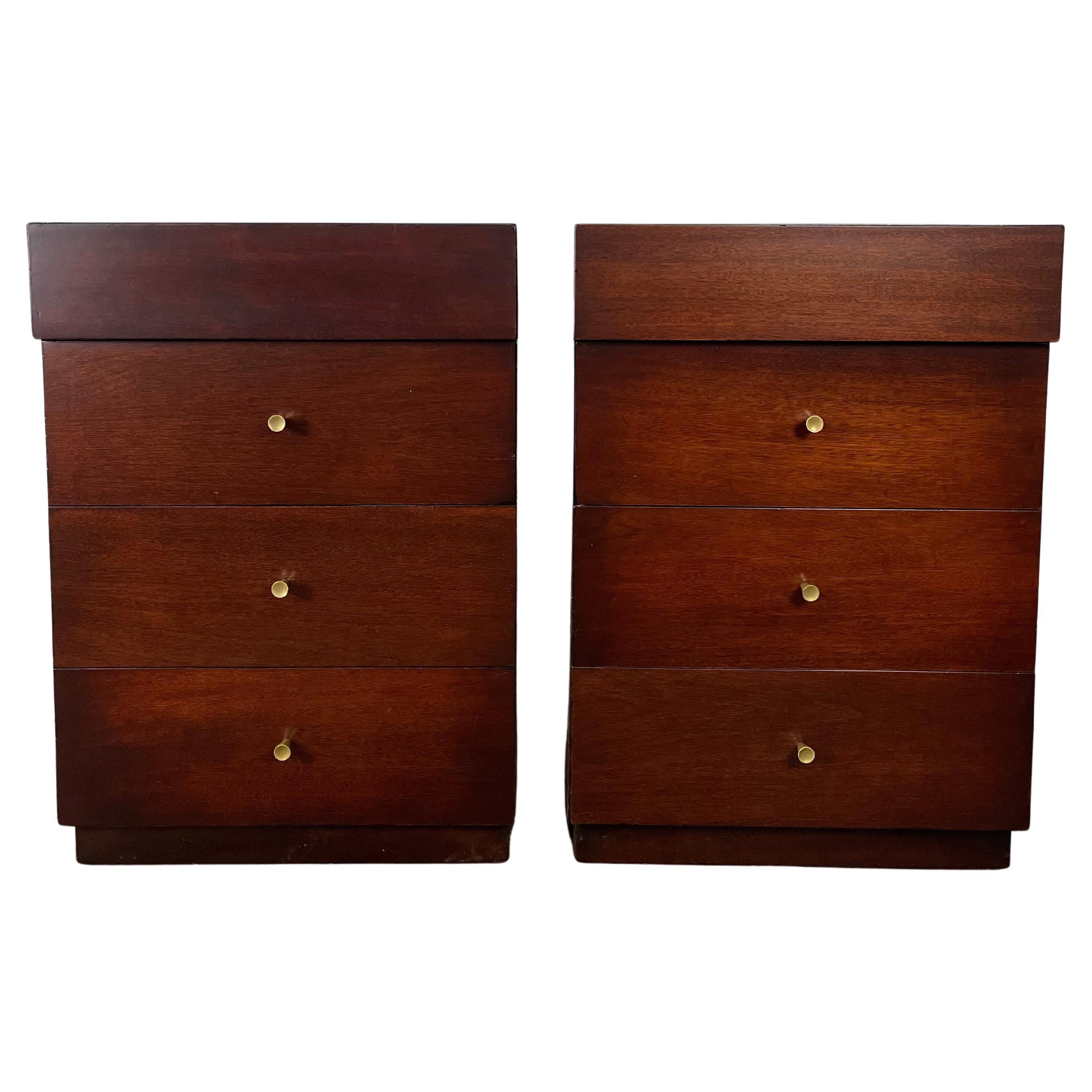 Magnifique table de nuit à 4 tiroirs par Vanleigh pour Albert Distinctive Modern Furniture. Le tiroir du haut est entièrement marqué. Grand et mince. Les 3 tiroirs du bas sont dotés de poignées de tiroir en laiton d'origine.