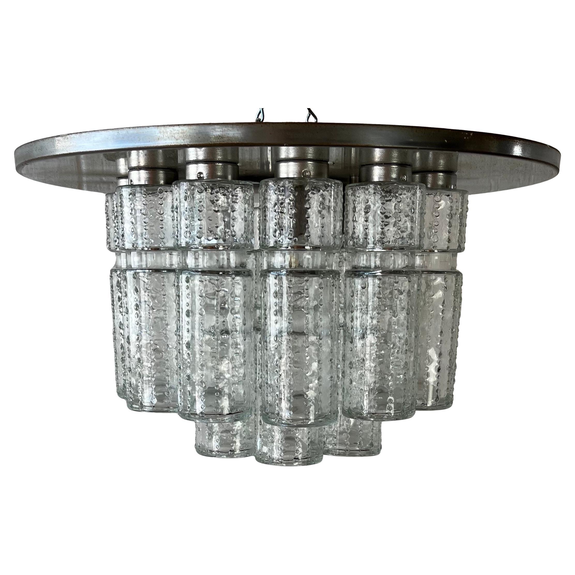 Bellissimo lampadario a incasso con prismi tubolari testurizzati. Grande pezzo d'epoca. 18 prismi in ottime condizioni inseriti in una cornice circolare cromata. 