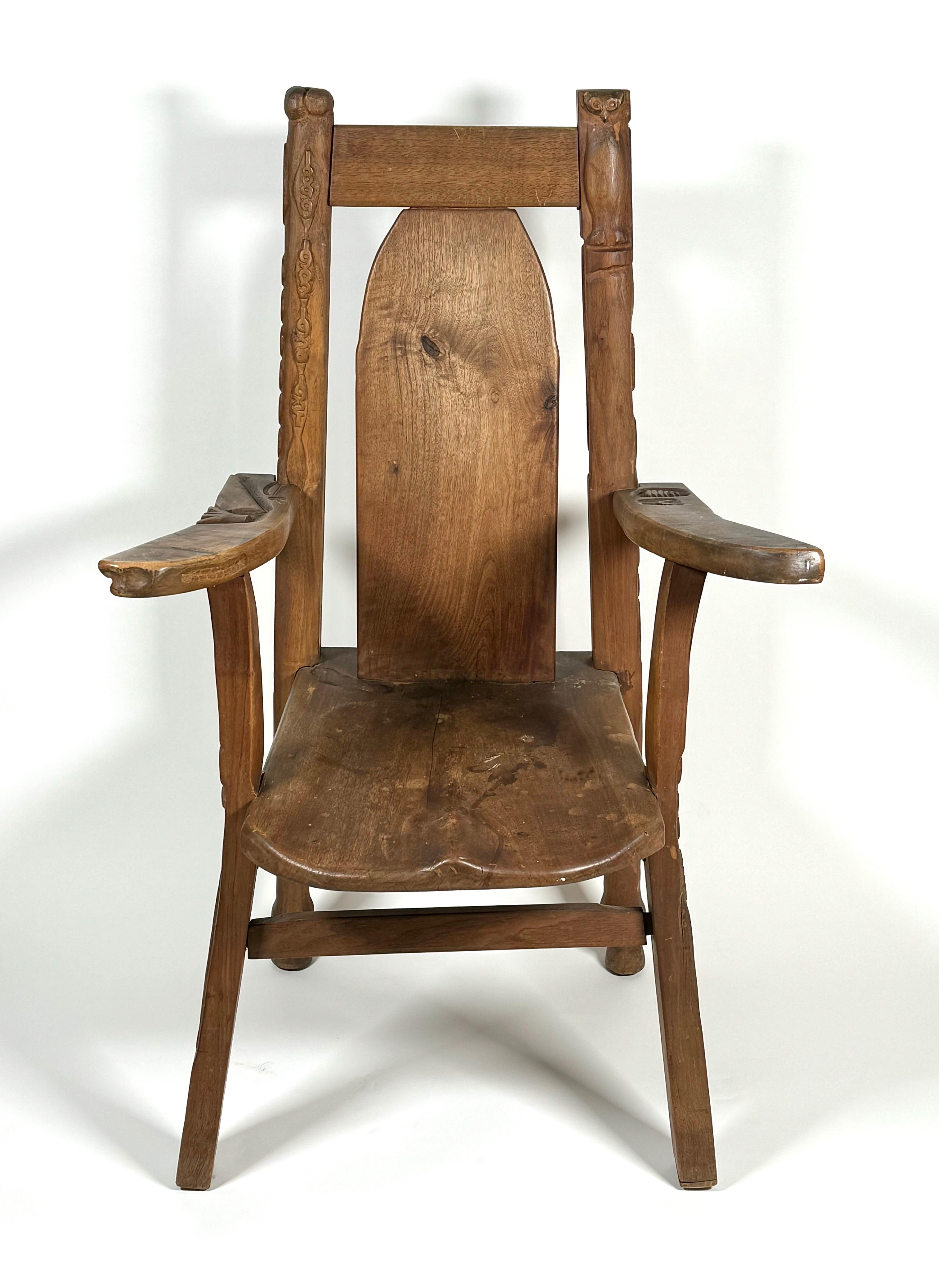 Handgeschnitzter Sessel aus dem Jahr 1918. Der gesamte Sessel ist mit geschnitzten Motiven verziert. Verschiedene Bilder, die aus der Natur und anderen Einflüssen abgeleitet sind und teilweise surreal anmuten. Mögliche Verbindung mit der