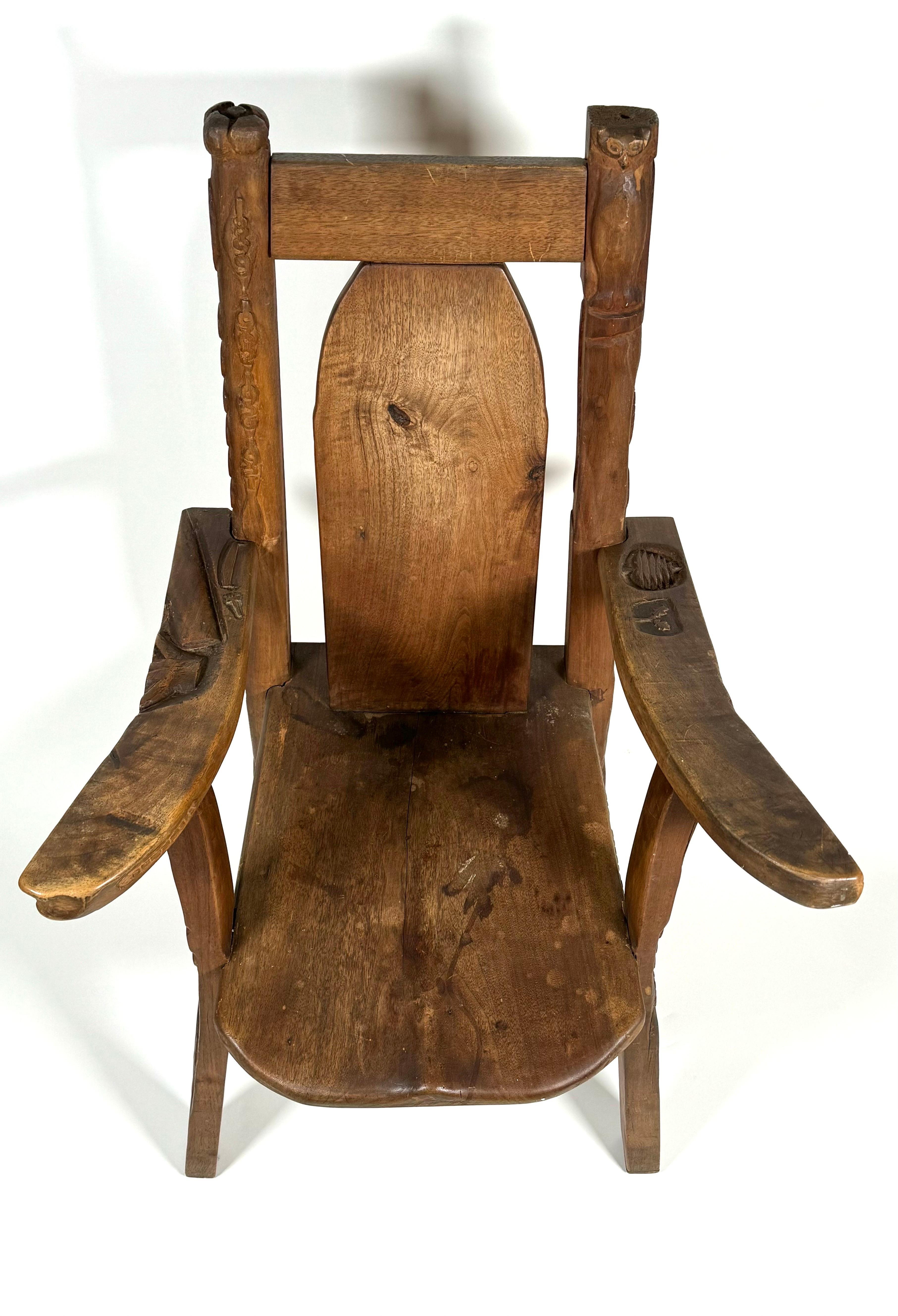 Anfang 20. Jahrhundert 1918 Folk Art Hand Carved Sessel mit geschnitzten Bildern (Volkskunst)