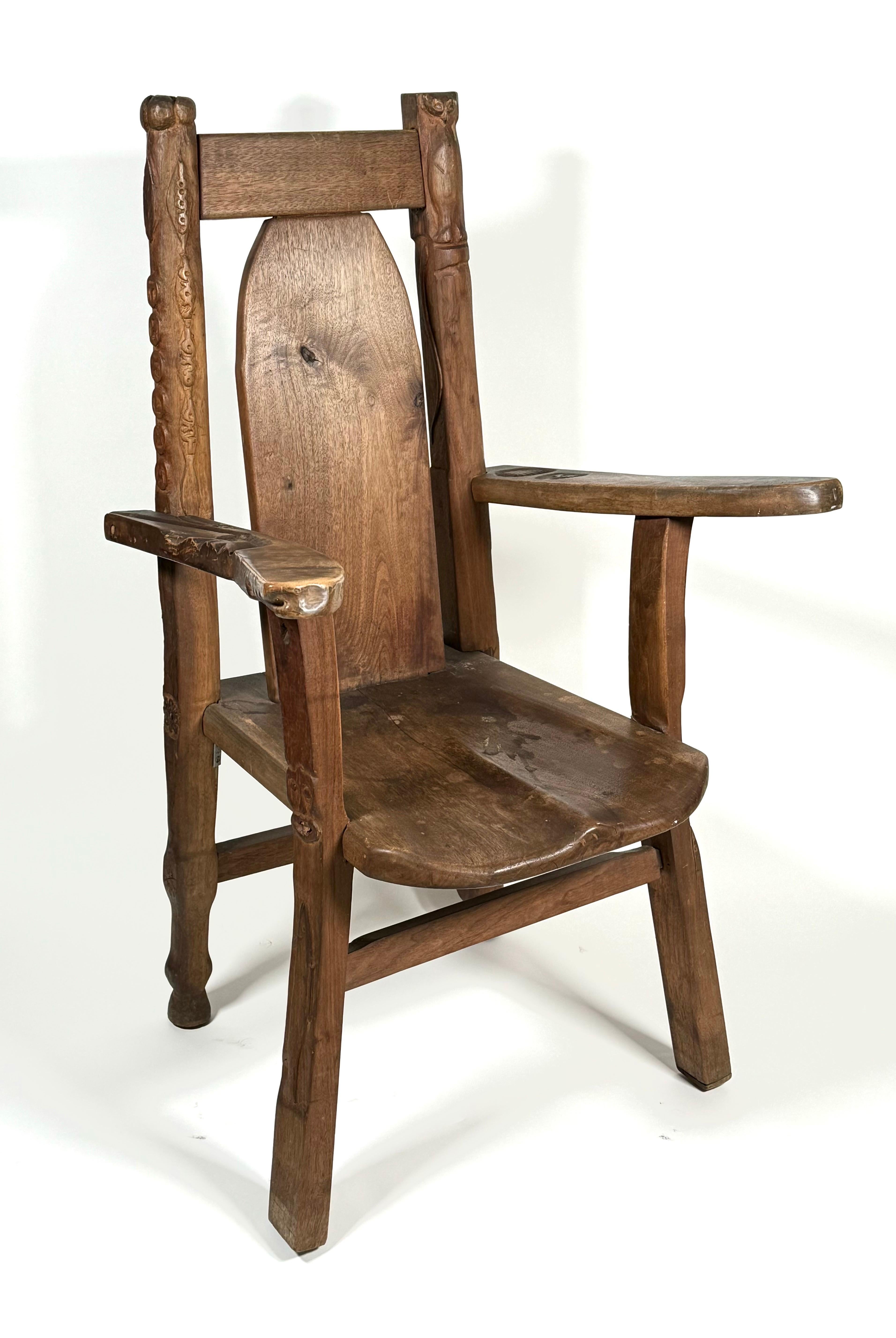 Anfang 20. Jahrhundert 1918 Folk Art Hand Carved Sessel mit geschnitzten Bildern (amerikanisch)