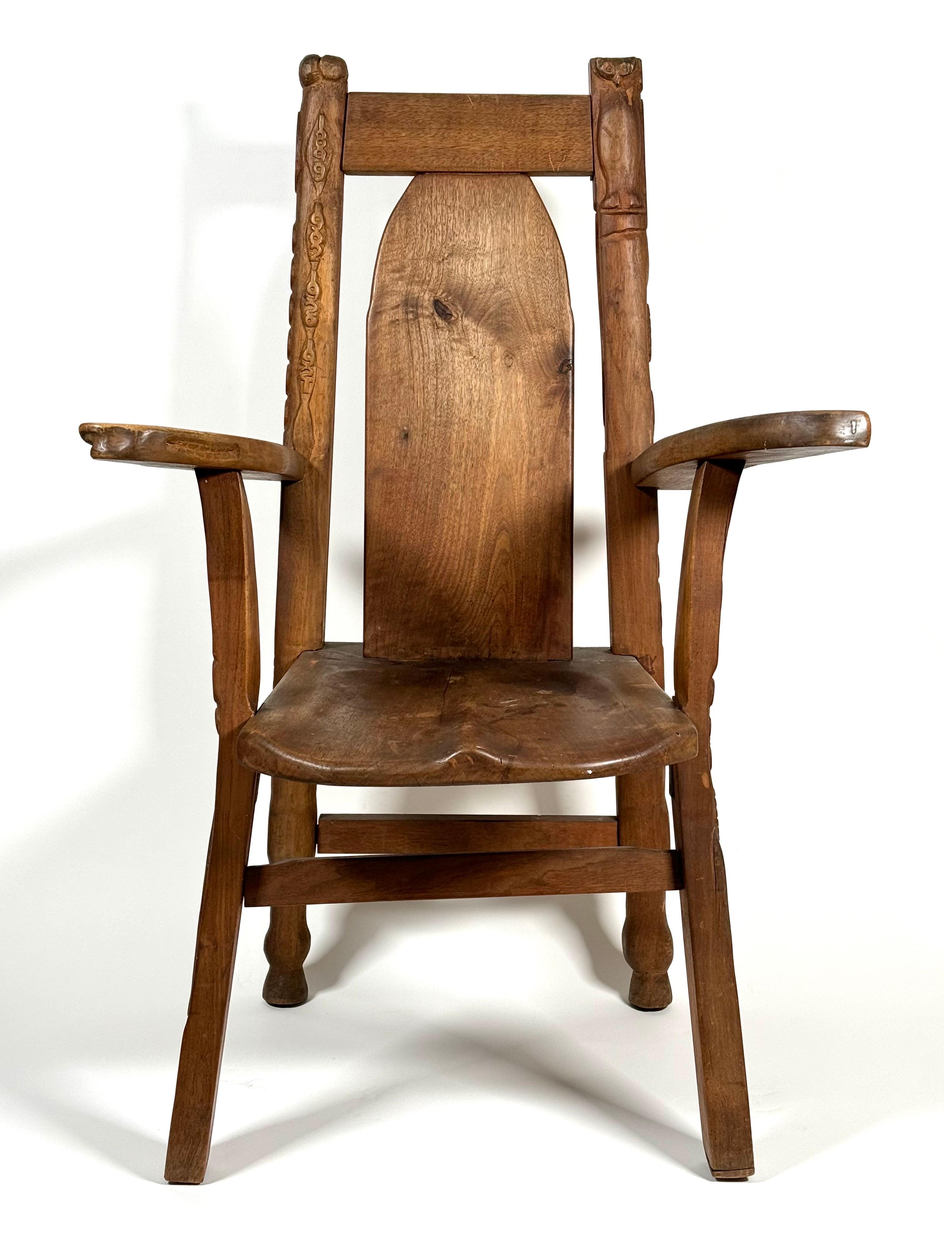 Anfang 20. Jahrhundert 1918 Folk Art Hand Carved Sessel mit geschnitzten Bildern (Handgeschnitzt)
