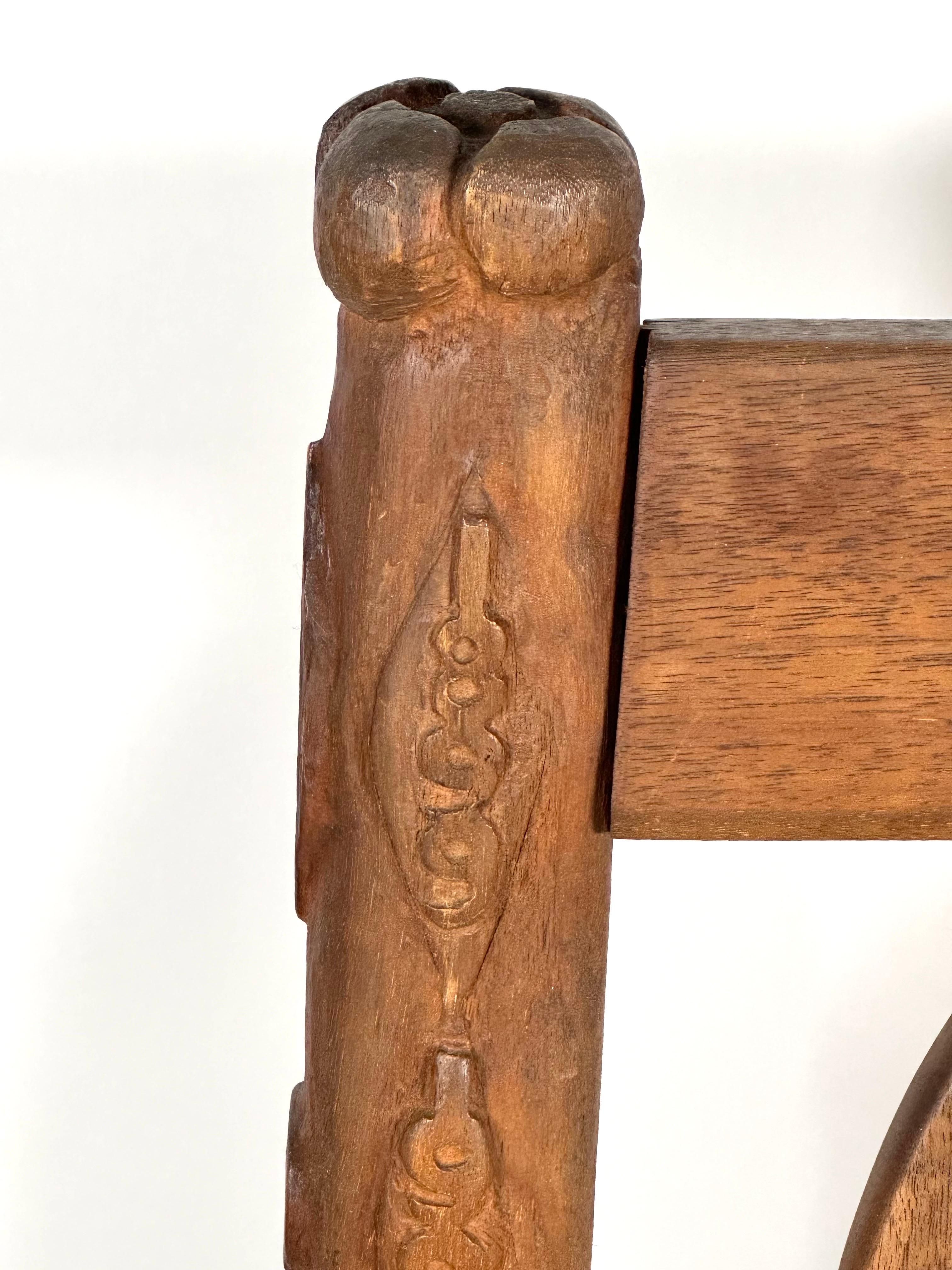 Anfang 20. Jahrhundert 1918 Folk Art Hand Carved Sessel mit geschnitzten Bildern (Frühes 20. Jahrhundert)