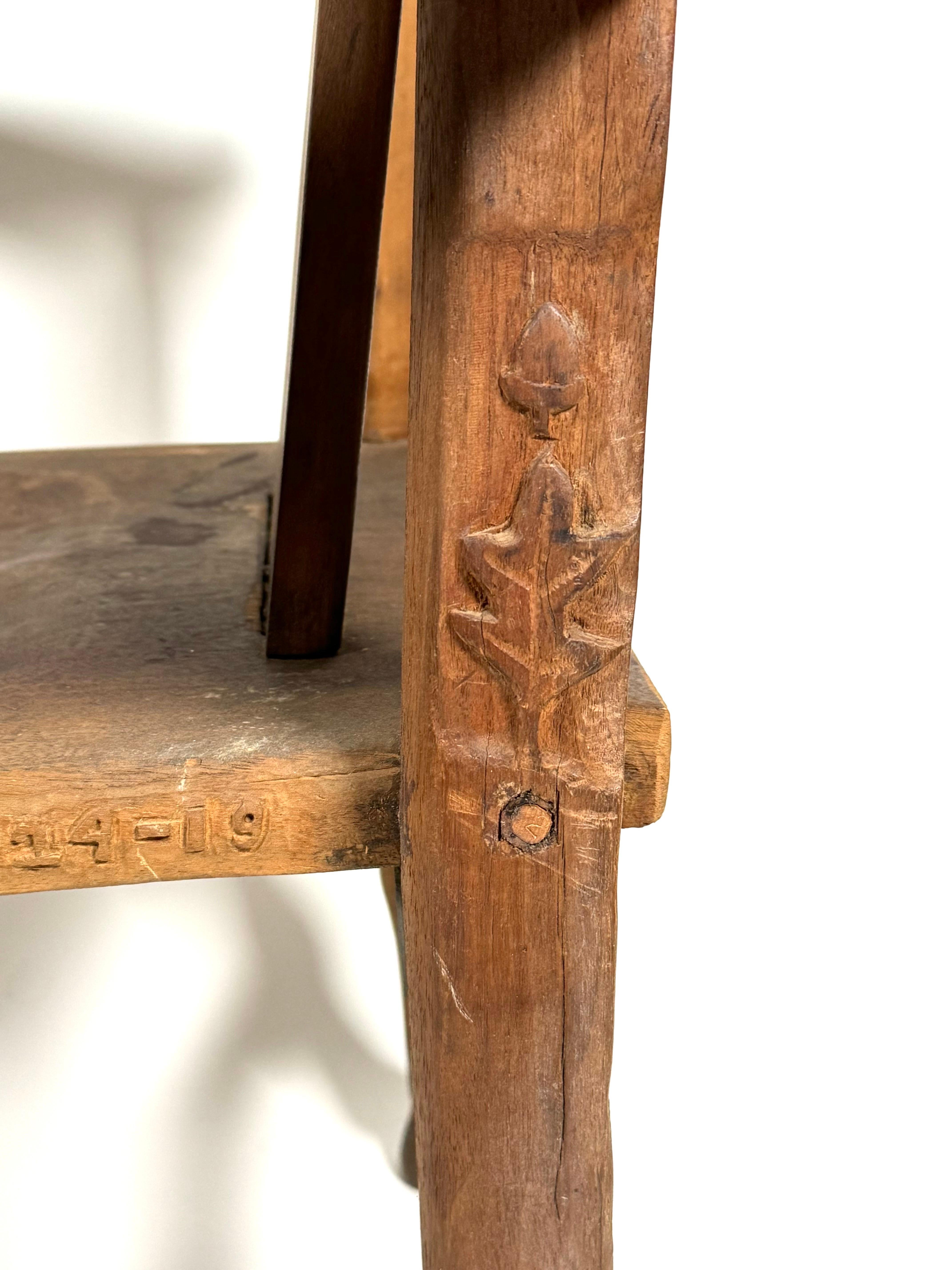 Anfang 20. Jahrhundert 1918 Folk Art Hand Carved Sessel mit geschnitzten Bildern 7