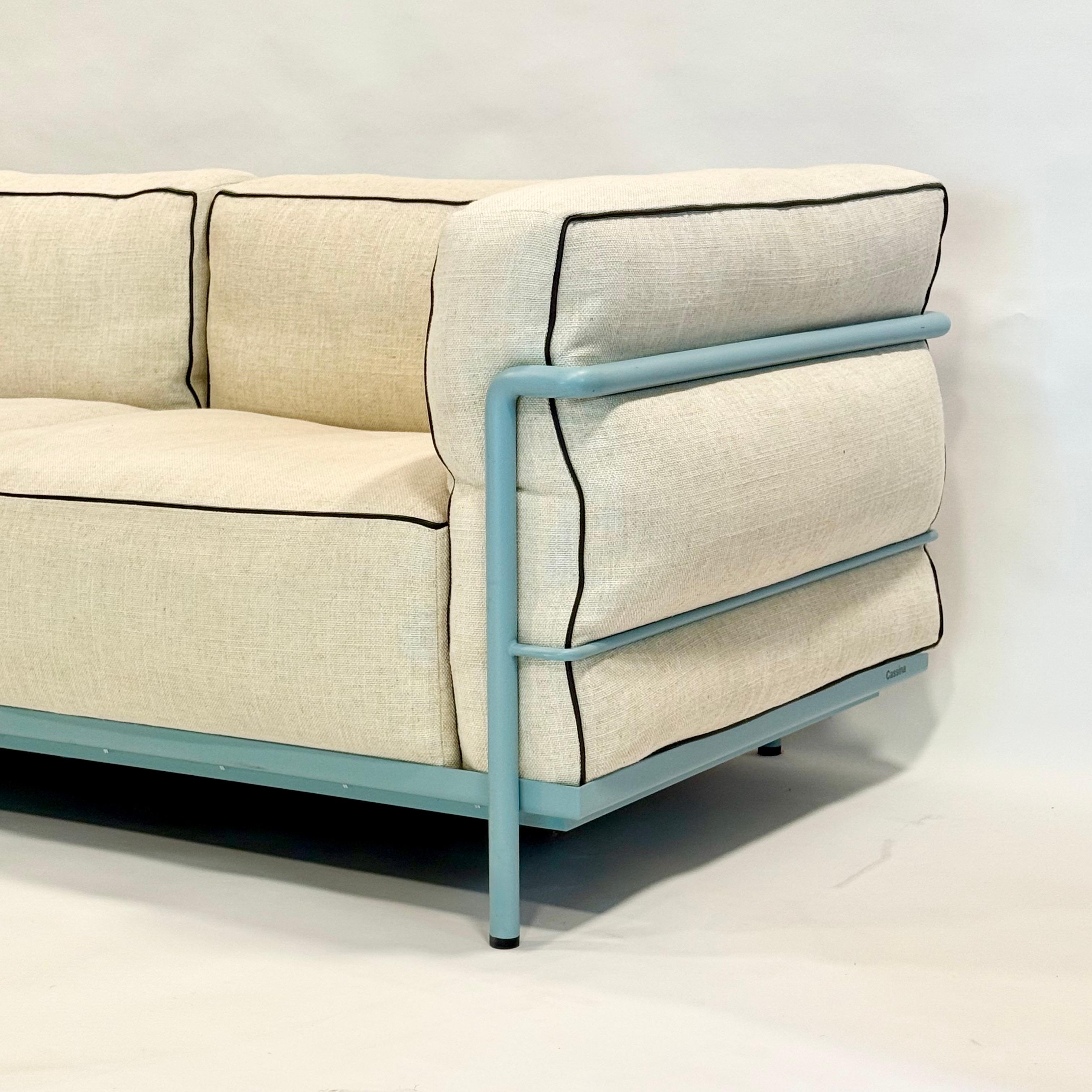 Le Corbousier LC2 Fauteuil Grand Confort, Grand Modéle Custom Cassina In Good Condition For Sale In Oakland, CA
