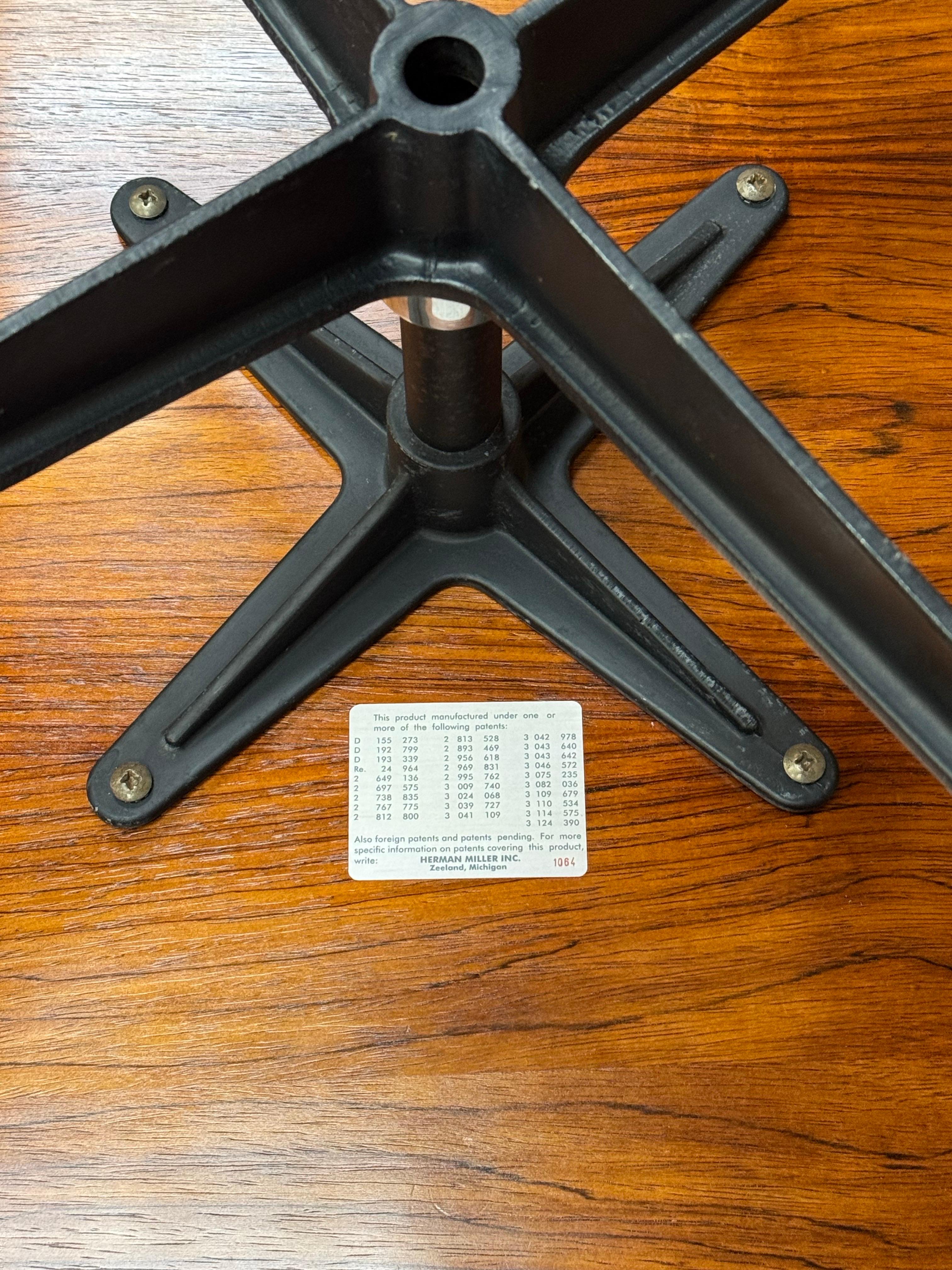 Silla y otomana Eames de palisandro y cuero de los años 70 (restaurada) Herman Miller en venta 8