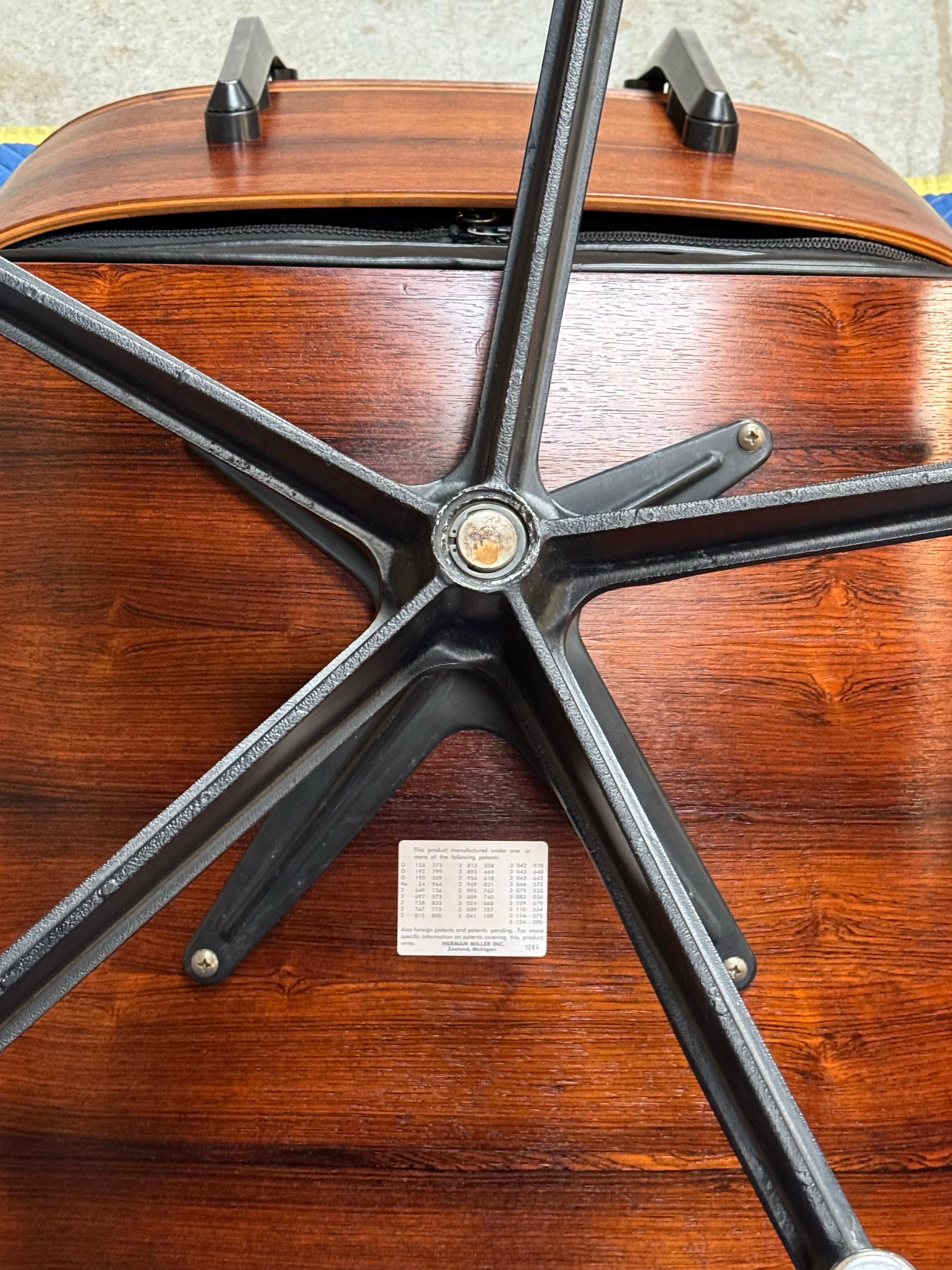 Silla y otomana Eames de palisandro y cuero de los años 70 (restaurada) Herman Miller en venta 10