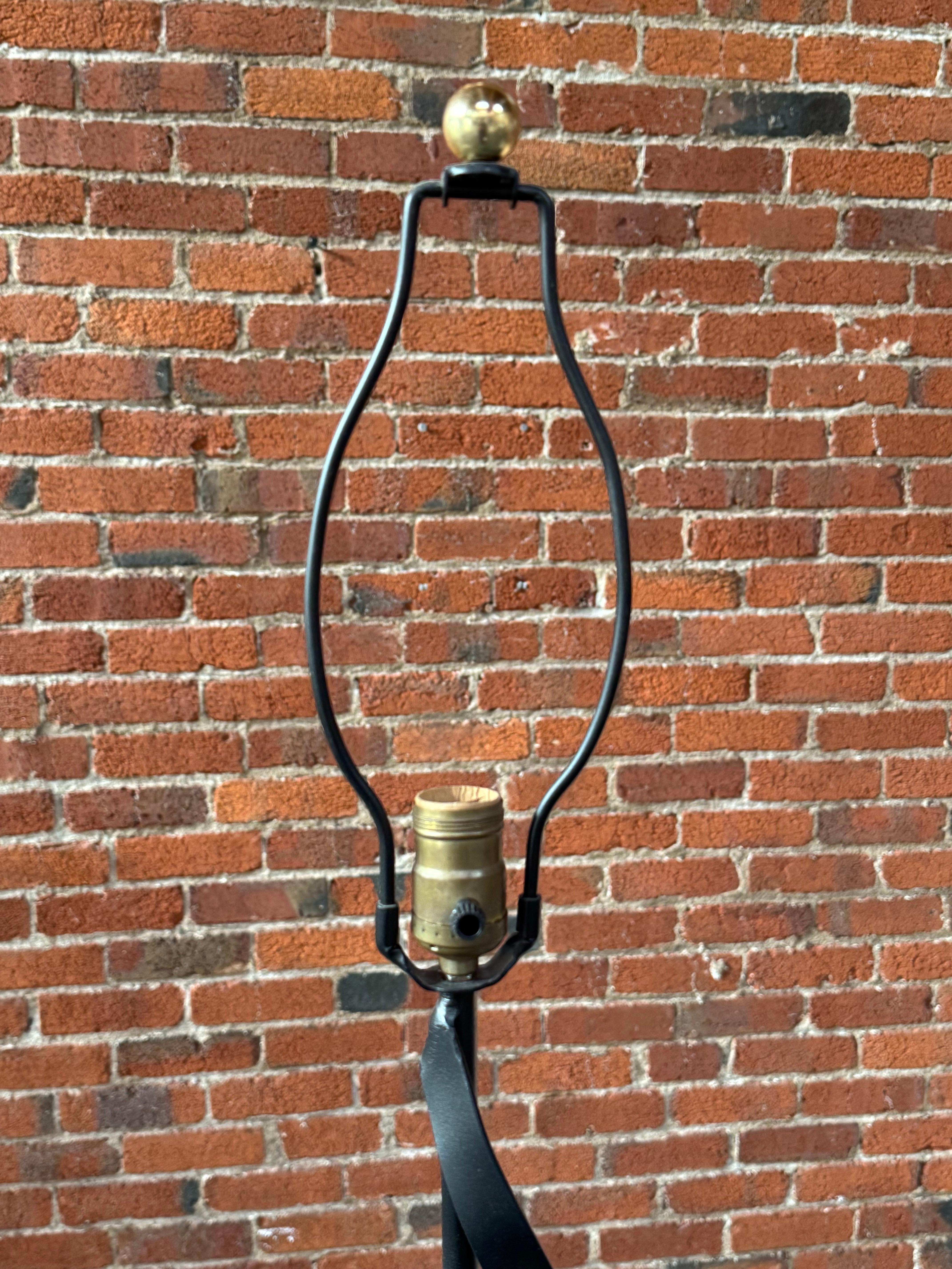 Lámpara de pie de hierro modernista en espiral de los años 50 Hierro en venta