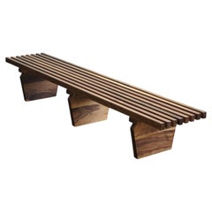« Slat Bench », banc moderne en bois massif signé Last Workshop, en noyer
