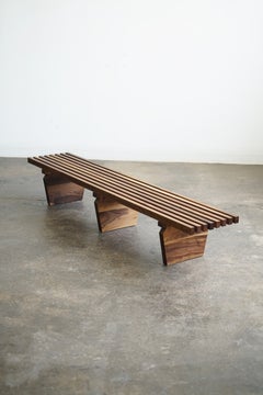 « Slat Bench », banc moderne en bois massif signé Last Workshop, en noyer