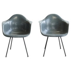 Paire de fauteuils DAX gris, créés par Charles et Ray Eames pour Herman Miller dans les années 1950