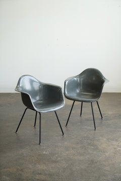 Paire de fauteuils DAX gris, créés par Charles et Ray Eames pour Herman Miller dans les années 1950