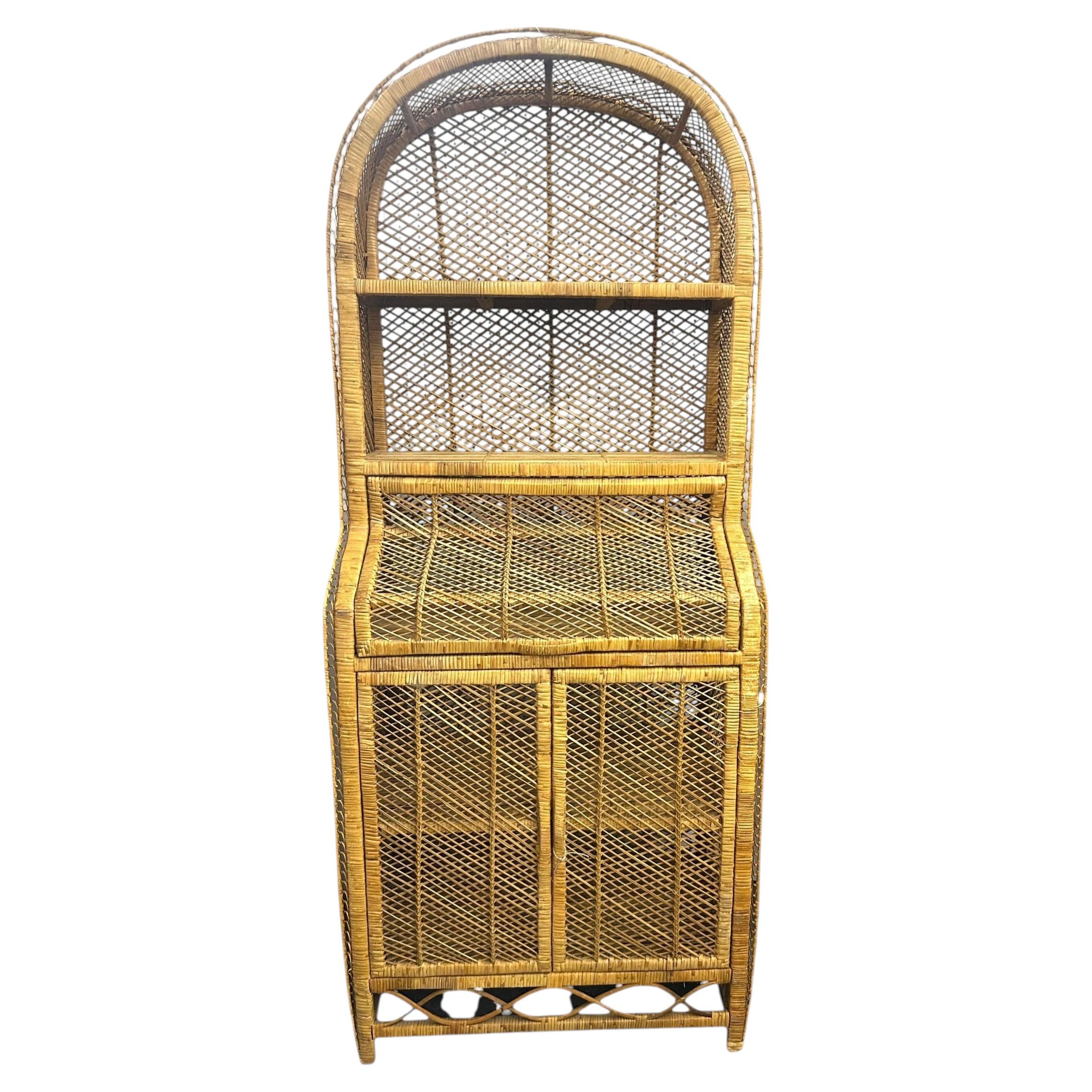 Italienisches Bücherregal im Vintage-Boho-Stil mit gewölbter Oberseite aus Rattan und Korbgeflecht im Angebot
