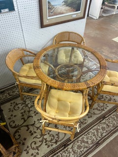 Esszimmergarnitur im Vintage-Stil aus geflochtenem Rattan und Rohrgeflecht im Küstenstil mit vier Stühlen