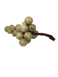 Uva vintage italiana intagliata in alabastro con gambo di vite naturale