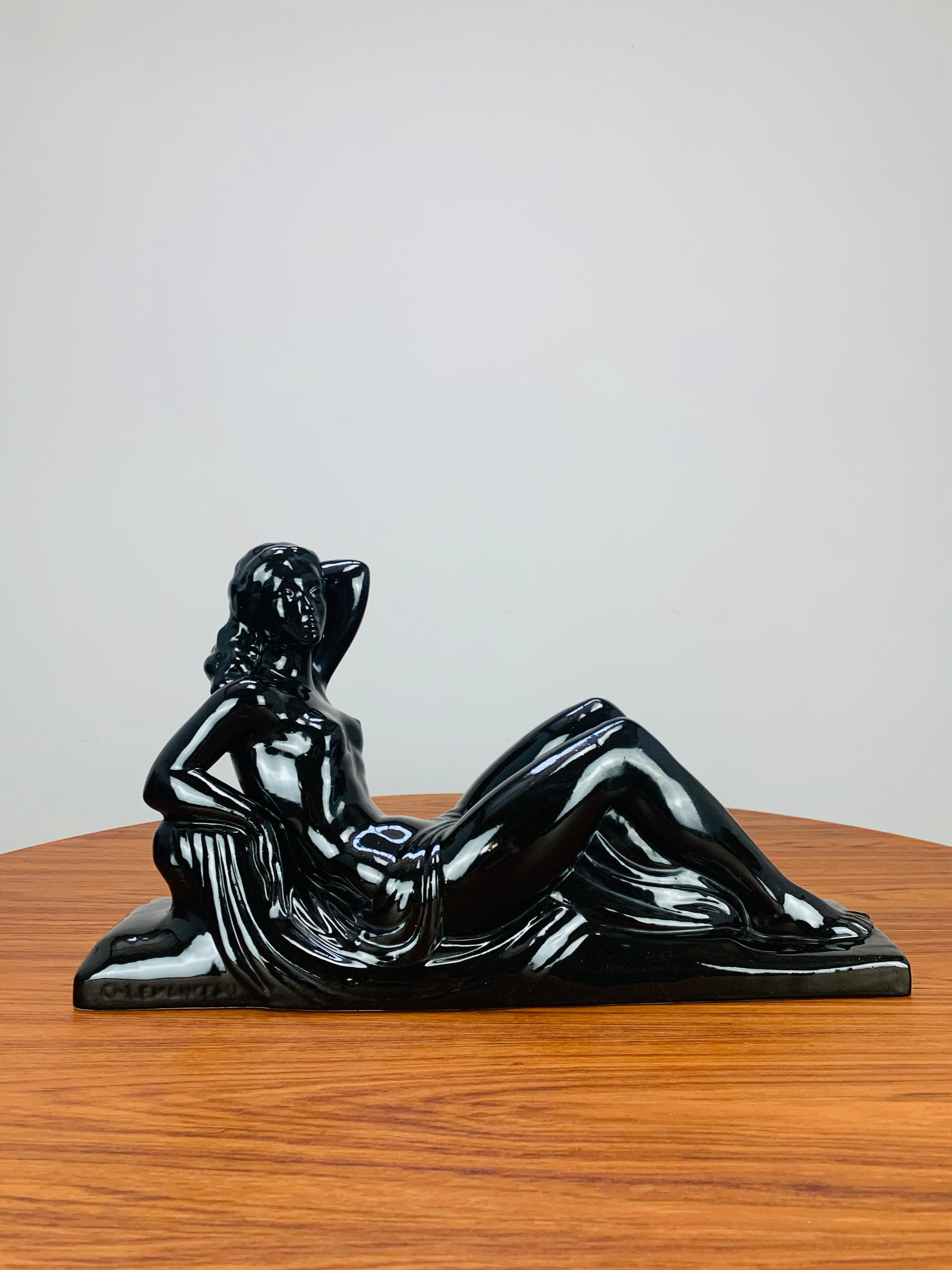 Scultura di donna in ceramica Art Déco francese, disegnata da Charles Lemanceau per la manifattura ceramica Saint Clément negli anni '30. Condizioni perfette. 